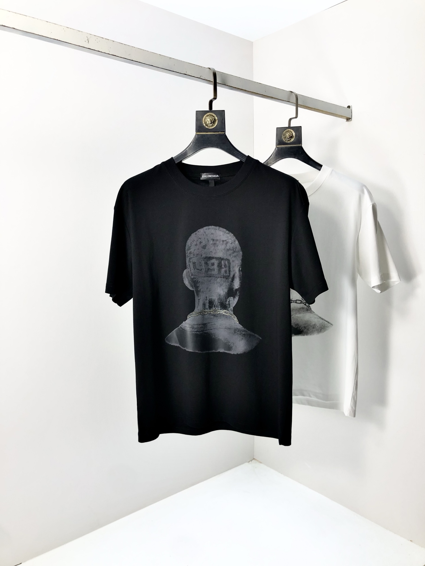 NO:151875,.Balenicaga. 2025 spring and summer new product, fashionable round neck short sleeve high-end custom versatile style!  More practical, anyone can easily control it. It is made of modal spandex fabric, luxurious and classic brand logo design, h is very high-end and must-have if you understand the goods!  The style is a slim fit style, very exquisite, 6 shows aura, and highlights the exquisiteness of men. This is the unique feature, the right slim fit, and the upper body effect is very good. Size L-4xL. Wear 175/125, balenciaga, T-shirt, alexander wang19860909.巴黎世家.2025春夏新品时尚圆领短袖高级定制百搭款式！更有实用感 任何人都可以轻松驾驭 采用莫代尔氨纶面料制作,奢华经典品牌logo设计,h非常显档次懂货的必须入！版型剪裁属于修身款 非常精致,6显气场,又会凸显男士的精致,这就是独到之处,恰到好处的修身,上身效果非常赞.尺码L-4xL.穿175/125,,balenciaga,T-shirt,alexander wang,Men's clothing