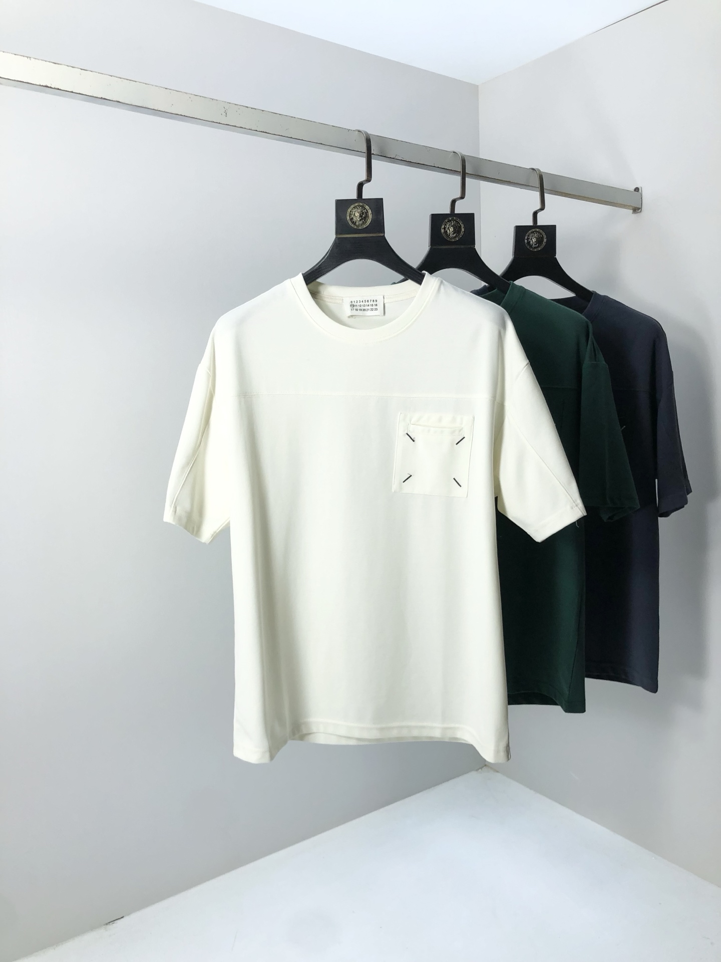 NO:151880,Majira. 2025 spring and summer new product fashionable round neck short sleeve high-end custom versatile style!  More practical, anyone can easily control it. It is made of modal spandex fabric, luxurious and classic brand logo design, h is very high-end and must-have if you understand the goods!  The style is a slim fit style, very exquisite, 6 shows aura, and highlights the exquisiteness of men. This is the unique feature, just right slim fit, and the upper body effect is very good. Size L-4xL. Wear 175/125,,masion margiela,T-shirt,alexander wang19860909马吉拉.2025春夏新品时尚圆领短袖高级定制百搭款式！更有实用感 任何人都可以轻松驾驭 采用莫代尔氨纶面料制作,奢华经典品牌logo设计,h非常显档次懂货的必须入！版型剪裁属于修身款 非常精致,6显气场,又会凸显男士的精致,这就是独到之处,恰到好处的修身,上身效果非常赞.尺码L-4xL.穿175/125,,masion margiela,T-shirt,alexander wang,Men's clothing