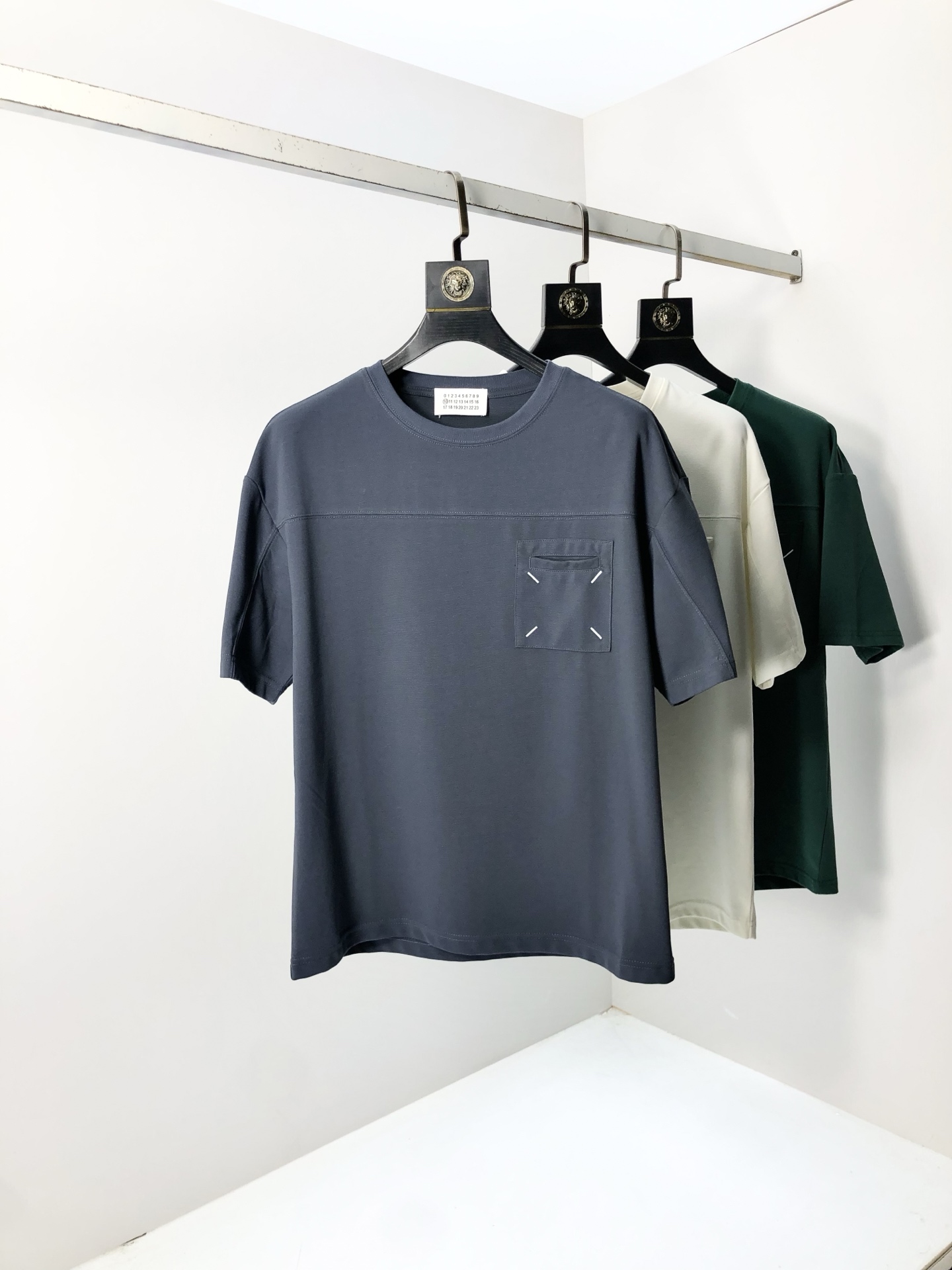 NO:151885,.Majira. 2025 spring and summer new product fashionable round neck short sleeve high-end custom versatile style!  More practical, anyone can easily control it. It is made of modal spandex fabric, luxurious and classic brand logo design, h is very high-end and must-have if you understand the goods!  The style is a slim fit style, very exquisite, 6 shows aura, and highlights the exquisiteness of men. This is the unique feature, just right slim fit, and the upper body effect is very good. Size L-4xL. Wear 175/125,,masion margiela,T-shirt,alexander wang19860909.马吉拉.2025春夏新品时尚圆领短袖高级定制百搭款式！更有实用感 任何人都可以轻松驾驭 采用莫代尔氨纶面料制作,奢华经典品牌logo设计,h非常显档次懂货的必须入！版型剪裁属于修身款 非常精致,6显气场,又会凸显男士的精致,这就是独到之处,恰到好处的修身,上身效果非常赞.尺码L-4xL.穿175/125,,masion margiela,T-shirt,alexander wang,Men's clothing