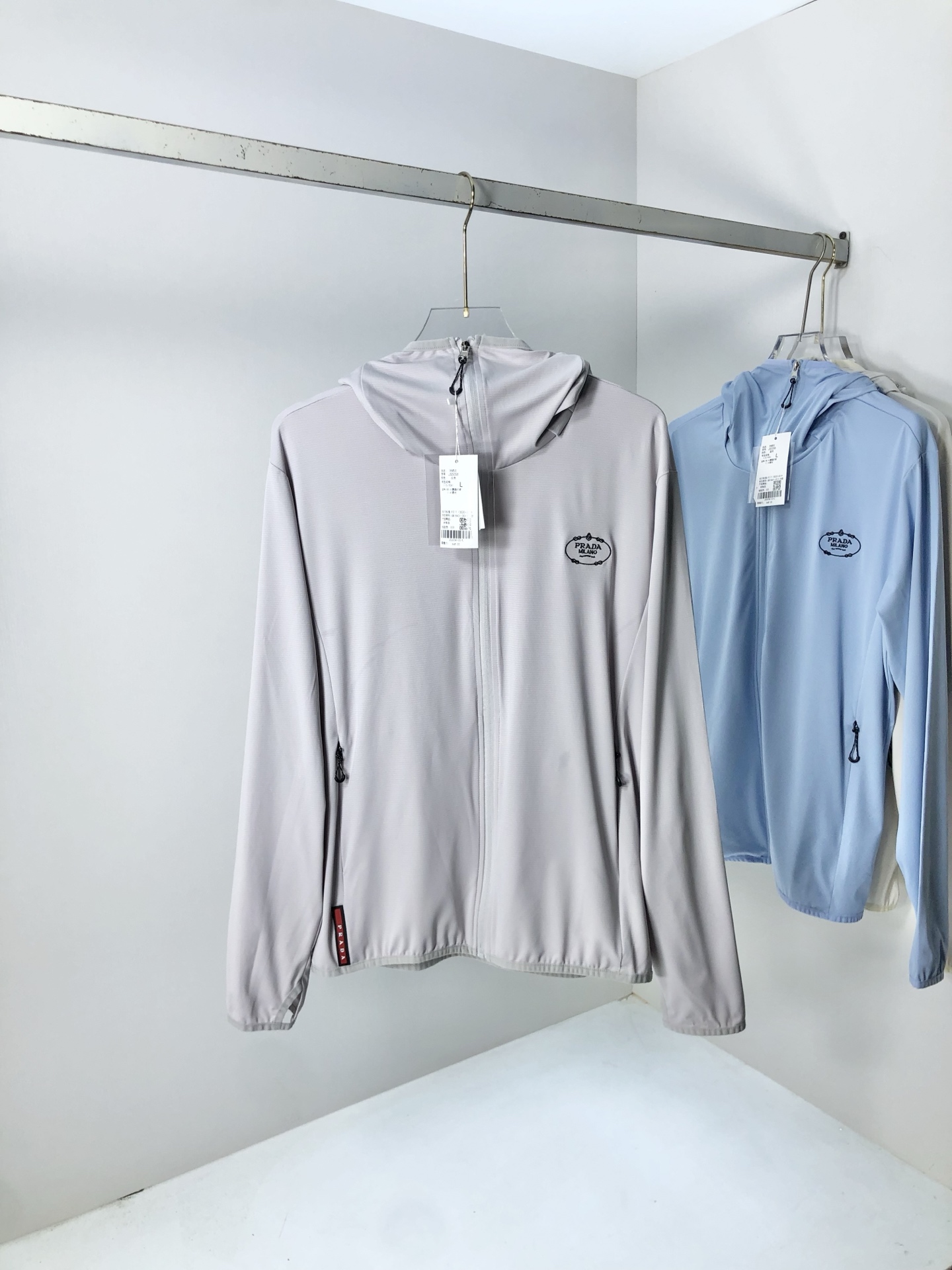 NO:151890,.Prada. Lightweight, breathable and comfortable!  The same style for men and women. Specially supplied imported fabric hooded skin clothing anti-ultraviolet rays series thin and light summer savior!  I can weld this sunscreen to my body. It hurts to be chased by the sun when I go out in summer. Who knows it!  Until I met EZ's hooded skin coat. When I put it on, it was like a moving parasol for the skin. It is made of imported fabrics, which are extremely light and you can hardly feel its existence when worn, just like the second layer of skin. The breathability is even more amazing. When the wind blows, the heat will quickly dissipate, keeping it refreshing at all times, and you no longer have to worry about sweating and wetting the back of the clothes. The sun protection is directly full, which can resist ultraviolet rays in all directions, allowing you to play in the sun without any fear of being tanned and sunburned. The hooded design is super considerate, with an extra layer of protection, and also add a 