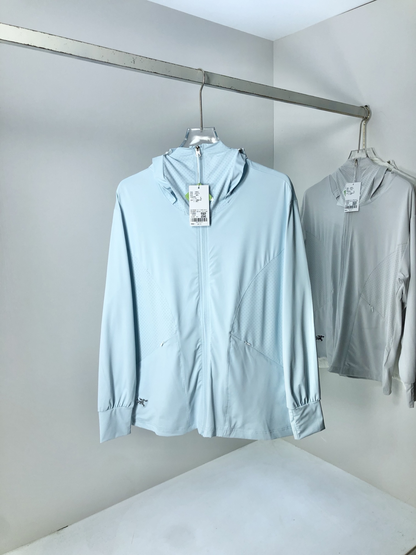 NO:151895,.Architecture bird. Light, breathable and comfortable!  The same style for men and women. Specially supplied imported fabric hooded skin clothing anti-ultraviolet rays series thin and light summer savior!  I can weld this sunscreen to my body. It hurts to be chased by the sun when I go out in summer. Who knows it!  Until I met EZ's hooded skin coat. When I put it on, it was like a moving parasol for the skin. It is made of imported fabrics, which are extremely light and you can hardly feel its existence when worn, just like the second layer of skin. The breathability is even more amazing. When the wind blows, the heat will quickly dissipate, keeping it refreshing at all times, and you no longer have to worry about sweating and wetting the back of the clothes. The sun protection is directly full, which can resist ultraviolet rays in all directions, allowing you to play in the sun without any fear of being tanned and sunburned. The hooded design is super considerate, with an extra layer of protection, and also add a 