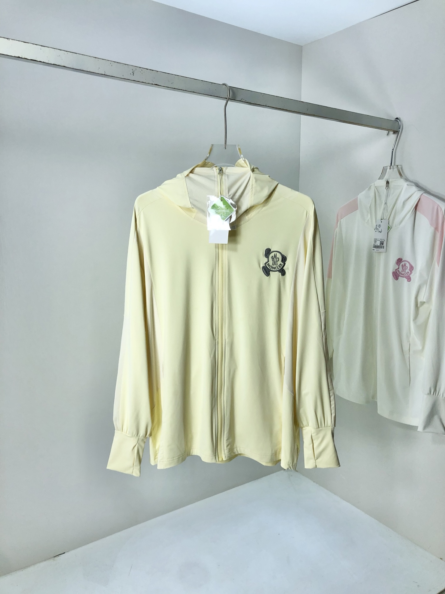 NO:151900,.Covered mouth, lightweight, breathable and comfortable!  The same style for men and women. Specially supplied imported fabric hooded skin clothing anti-ultraviolet rays series thin and light summer savior!  I can weld this sunscreen to my body. It hurts to be chased by the sun when I go out in summer. Who knows it!  Until I met EZ's hooded skin coat. When I put it on, it was like a moving parasol for the skin. It is made of imported fabrics, which are extremely light and you can hardly feel its existence when worn, just like the second layer of skin. The breathability is even more amazing. When the wind blows, the heat will quickly dissipate, keeping it refreshing at all times, and you no longer have to worry about sweating and wetting the back of the clothes. The sun protection is directly full, which can resist ultraviolet rays in all directions, allowing you to play in the sun without any fear of being tanned and sunburned. The hooded design is super considerate, with an extra layer of protection, and also add a 