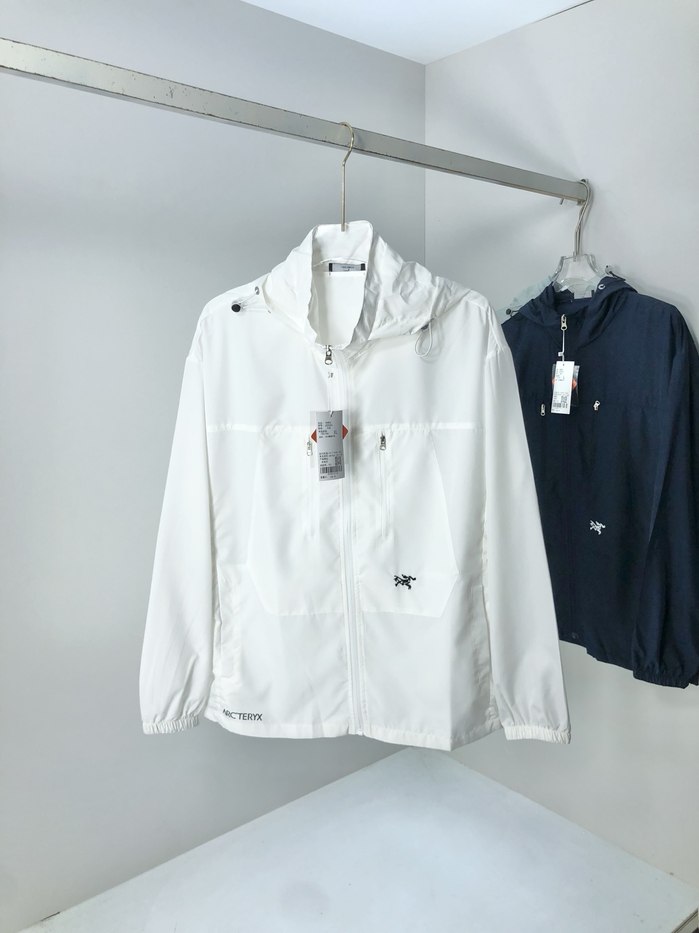 NO:151905,.Architecture bird. Light, breathable and comfortable!  The same style for men and women. Specially supplied imported fabric hooded skin clothing anti-ultraviolet rays series thin and light summer savior!  I can weld this sunscreen to my body. It hurts to be chased by the sun when I go out in summer. Who knows it!  Until I met EZ's hooded skin coat. When I put it on, it was like a moving parasol for the skin. It is made of imported fabrics, which are extremely light and you can hardly feel its existence when worn, just like the second layer of skin. The breathability is even more amazing. When the wind blows, the heat will quickly dissipate, keeping it refreshing at all times, and you no longer have to worry about sweating and wetting the back of the clothes. The sun protection is directly full, which can resist ultraviolet rays in all directions, allowing you to play in the sun without any fear of being tanned and sunburned. The hooded design is super considerate, with an extra layer of protection, and also add a 