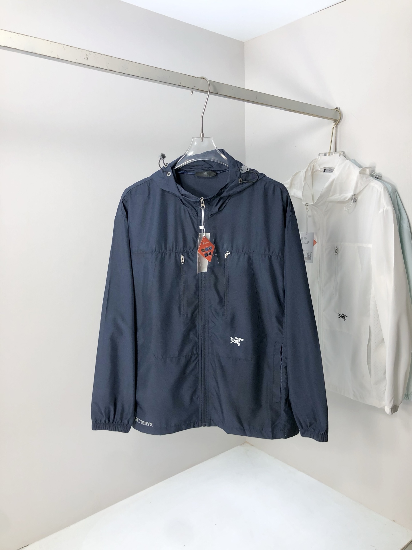 NO:151910,.Architecture bird. Light, breathable and comfortable!  The same style for men and women. Specially supplied imported fabric hooded skin clothing anti-ultraviolet rays series thin and light summer savior!  I can weld this sunscreen to my body. It hurts to be chased by the sun when I go out in summer. Who knows it!  Until I met EZ's hooded skin coat. When I put it on, it was like a moving parasol for the skin. It is made of imported fabrics, which are extremely light and you can hardly feel its existence when worn, just like the second layer of skin. The breathability is even more amazing. When the wind blows, the heat will quickly dissipate, keeping it refreshing at all times, and you no longer have to worry about sweating and wetting the back of the clothes. The sun protection is directly full, which can resist ultraviolet rays in all directions, allowing you to play in the sun without any fear of being tanned and sunburned. The hooded design is super considerate, with an extra layer of protection, and also add a 