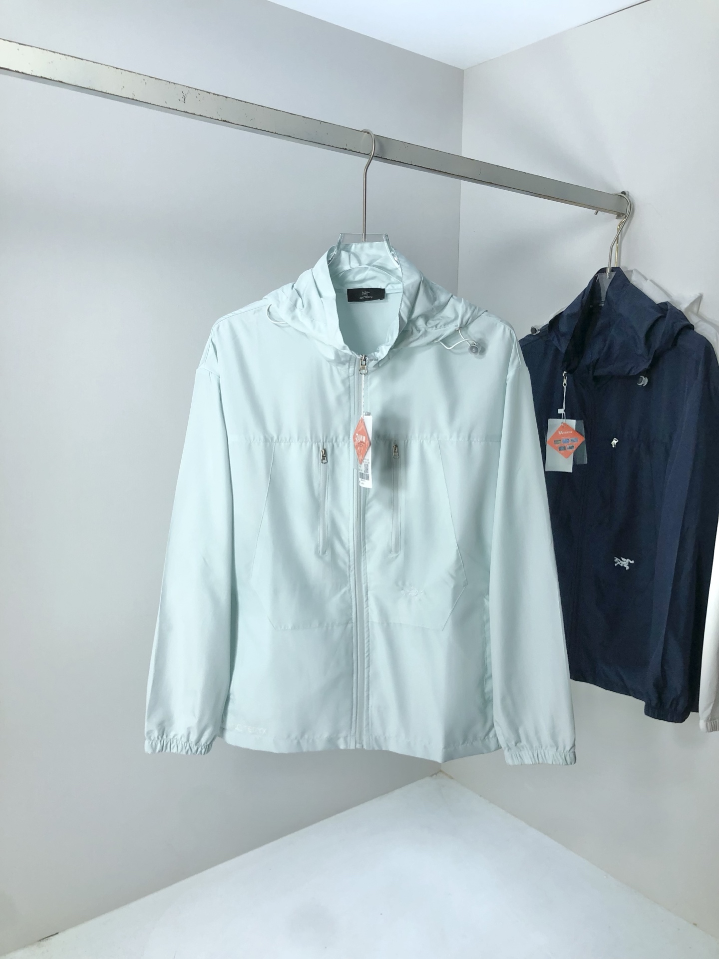 NO:151914,.Architecture bird. Light, breathable and comfortable!  The same style for men and women. Specially supplied imported fabric hooded skin clothing anti-ultraviolet rays series thin and light summer savior!  I can weld this sunscreen to my body. It hurts to be chased by the sun when I go out in summer. Who knows it!  Until I met EZ's hooded skin coat. When I put it on, it was like a moving parasol for the skin. It is made of imported fabrics, which are extremely light and you can hardly feel its existence when worn, just like the second layer of skin. The breathability is even more amazing. When the wind blows, the heat will quickly dissipate, keeping it refreshing at all times, and you no longer have to worry about sweating and wetting the back of the clothes. The sun protection is directly full, which can resist ultraviolet rays in all directions, allowing you to play in the sun without any fear of being tanned and sunburned. The hooded design is super considerate, with an extra layer of protection, and also add a 