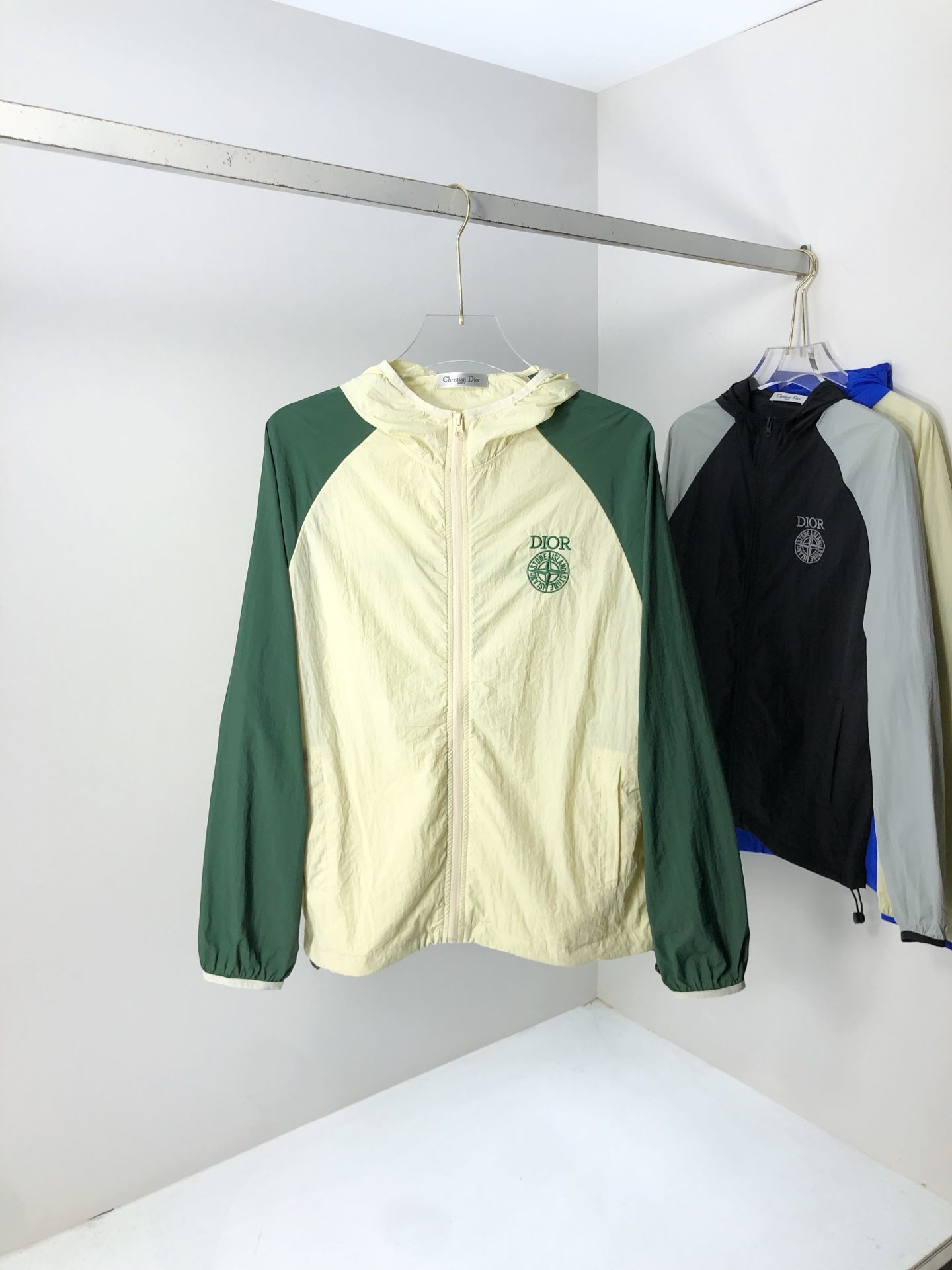 NO:151917,.Dior.轻盈透气舒适！  The same style for men and women. Specially supplied imported fabric hooded skin clothing anti-ultraviolet rays series thin and light summer savior!  I can weld this sunscreen to my body. It hurts to be chased by the sun when I go out in summer. Who knows it!  Until I met EZ's hooded skin coat. When I put it on, it was like a moving parasol for the skin. It is made of imported fabrics, which are extremely light and you can hardly feel its existence when worn, just like the second layer of skin. The breathability is even more amazing. When the wind blows, the heat will quickly dissipate, keeping it refreshing at all times, and you no longer have to worry about sweating and wetting the back of the clothes. The sun protection is directly full, which can resist ultraviolet rays in all directions, allowing you to play in the sun without any fear of being tanned and sunburned. The hooded design is super considerate, with an extra layer of protection, and also add a 