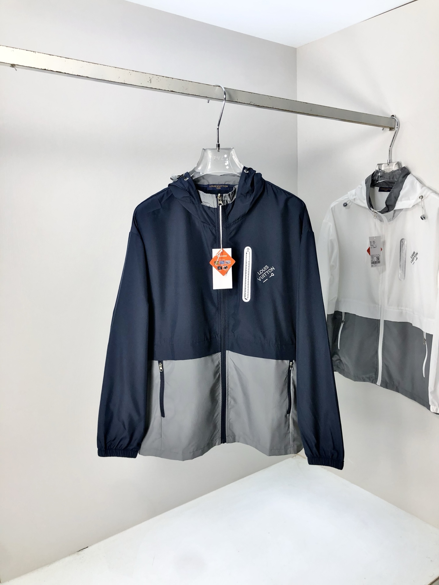 NO:151879,.Lv. Lightweight, breathable and comfortable!  The same style for men and women. Specially supplied imported fabric hooded skin clothing anti-ultraviolet rays series thin and light summer savior!  I can weld this sunscreen to my body. It hurts to be chased by the sun when I go out in summer. Who knows it!  Until I met EZ's hooded skin coat. When I put it on, it was like a moving parasol for the skin. It is made of imported fabrics, which are extremely light and you can hardly feel its existence when worn, just like the second layer of skin. The breathability is even more amazing. When the wind blows, the heat will quickly dissipate, keeping it refreshing at all times, and you no longer have to worry about sweating and wetting the back of the clothes. The sun protection is directly full, which can resist ultraviolet rays in all directions, allowing you to play in the sun without any fear of being tanned and sunburned. The hooded design is super considerate, with an extra layer of protection, and also add a 