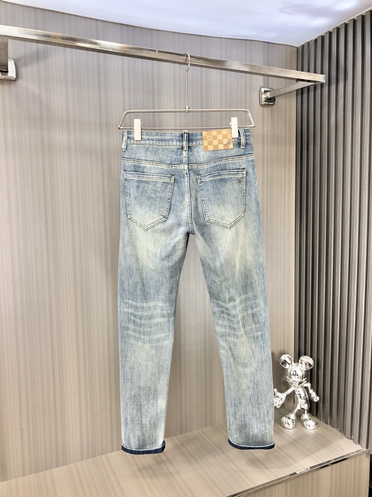 Louis Vuitton 2025 Spring-Summer Men's Jeans - Washed Denim, Comfortable Fit 2 i1747218879298 2915 0 1