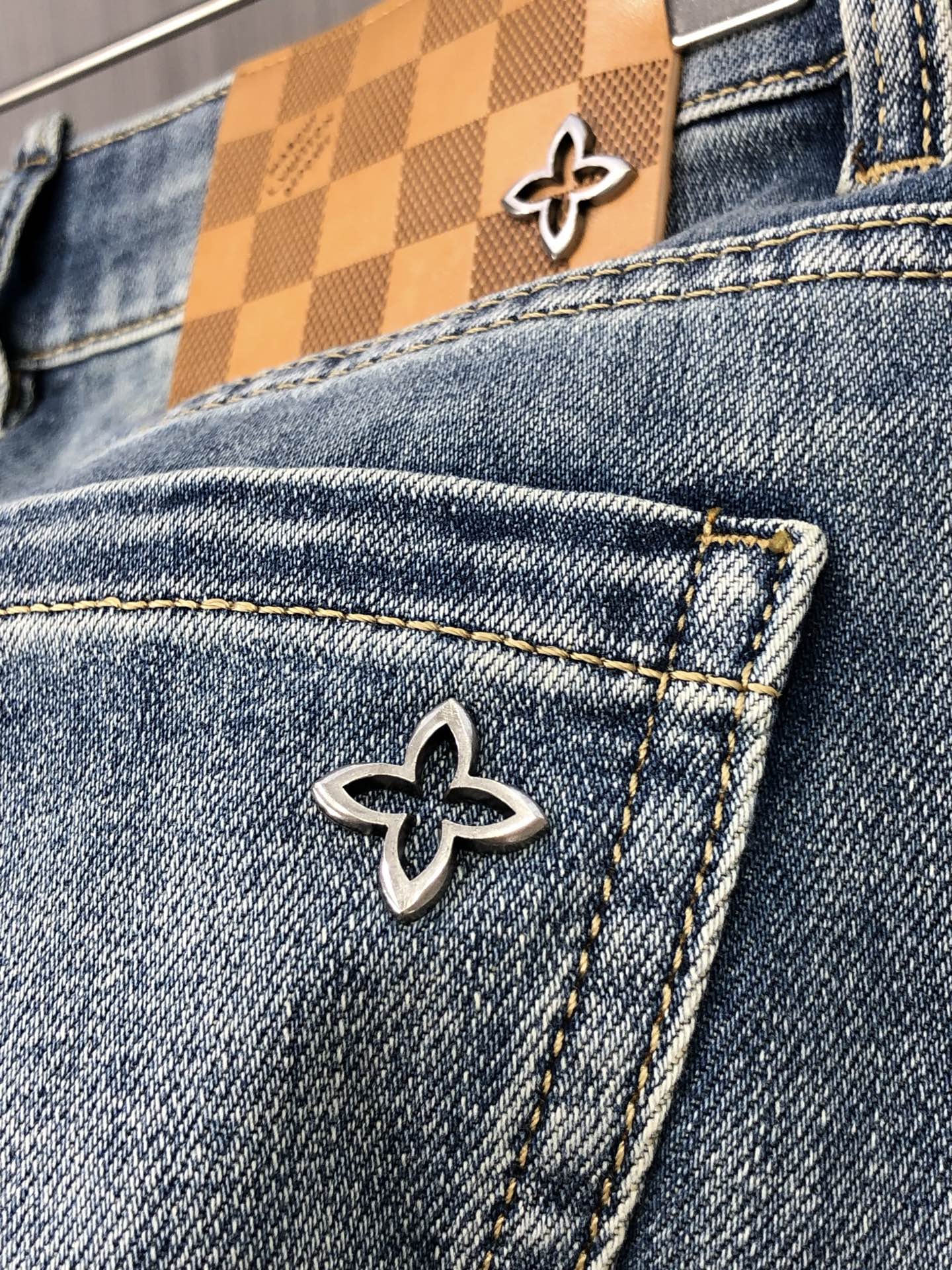Louis Vuitton 2025 Spring-Summer Men's Jeans - Washed Denim, Comfortable Fit 10 i1747218879630 4580 0 8
