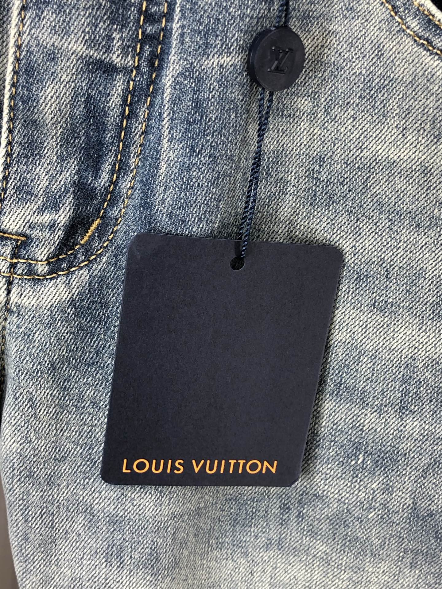 Louis Vuitton 2025 Spring-Summer Men's Jeans - Washed Denim, Comfortable Fit 7 i1747218879649 6979 0 5
