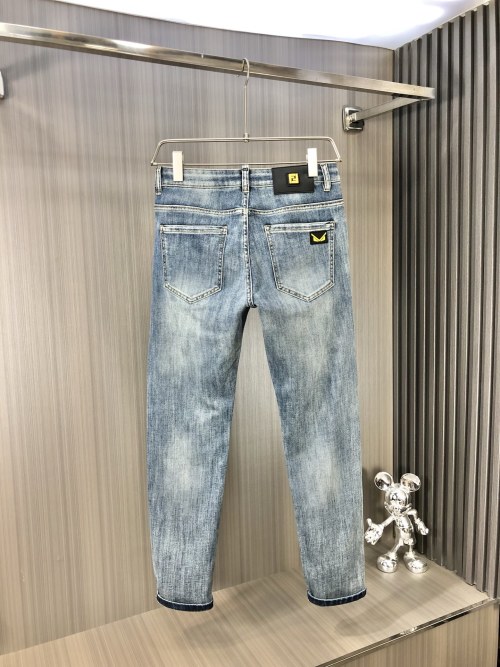 Pantalones Vaqueros Fendi para Hombre | Corte Clásico, Diseño Moderno 1 Pantalones Vaqueros Fendi para Hombre | Corte Clásico, Diseño Moderno