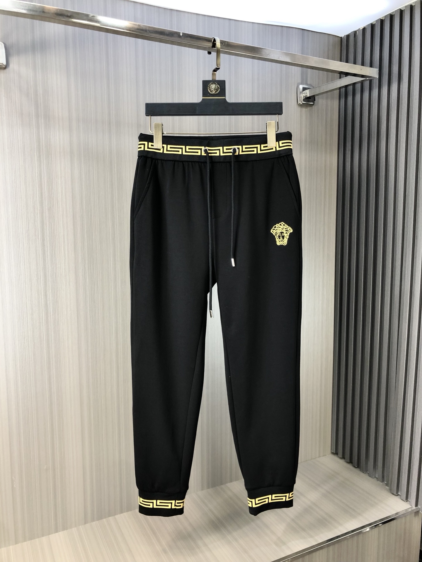 NO:429865,Versace 2025SS spring and summer new products Fashion series, unique composition design, drawstring casual shorts, ordering and dyeing. A large domestic manufacturer exports to Japan and supplies fabrics from several top brands. It has a soft and glutinous feel, is quite wide and stylish, solving the problem of washing and discoloration. The pants are neat and atmospheric, and the upper body looks superb and handsome. …………………………………………………………………………………………………………………………………………………………………………………………………………………………………………………………………………………………………………………………………………………………………………………………………………………………………………………………………………………………………………………………………………………………………………………………………………………………………………………………………………………………………………………………………………………………………………………………………………………………………………………………………………………………………………………………………………………………………………………………………………………………………………………………………………………………………………………………………19860909范思哲 2025SS春夏新品 时尚系列,独特拼料设计,抽绳休闲短裤 订纱开始订染和订纺. 国内某大厂出口日本 和供应几大顶级品牌的面料. 手感软糯 , 挺阔有型 , 解决 , 洗涤变色的问题. 裤型利落大气 , 上身显高超帅. …………………………………………………… SizeM-3XL,,versace,shorts,alexander wang,Men's clothing