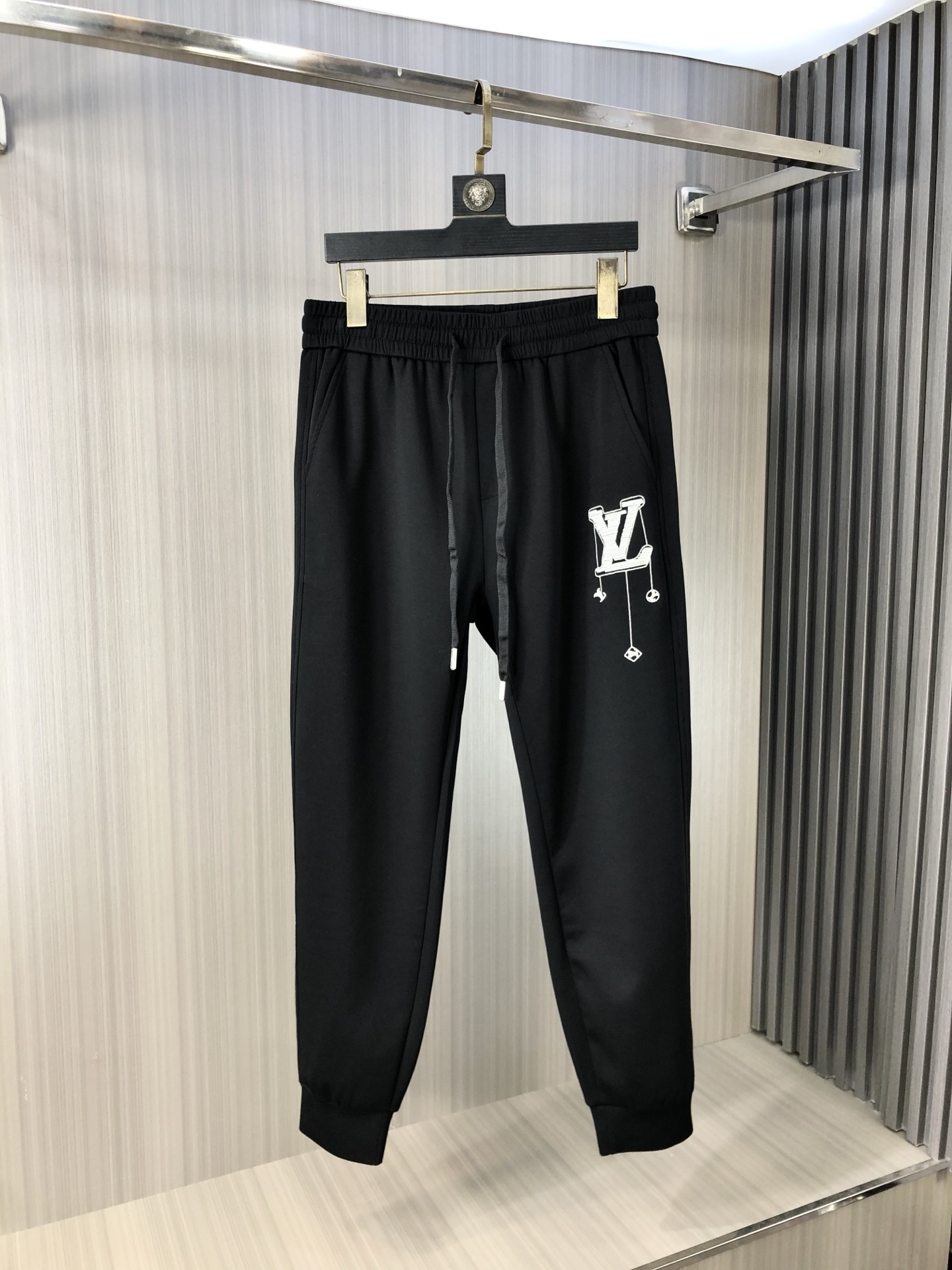 NO:429861,LV 2025SS spring and summer new products, fashion series, unique composition design, drawstring casual shorts, yarn ordering and dyeing. A large domestic manufacturer exports to Japan and supplies fabrics from several top brands. It has a soft and glutinous feel, is quite wide and stylish, solving the problem of washing and discoloration. The pants are neat and atmospheric, and the upper body looks superb and handsome. …………………………………………………………………………………………………………………………………………………………………………………………………………………………………………………………………………………………………………………………………………………………………………………………………………………………………………………………………………………………………………………………………………………………………………………………………………………………………………………………………………………………………………………………………………………………………………………………………………………………………………………………………………………………………………………………………………………………………………………………………………………………………………………………………………………………………………………………19860909LV 2025SS春夏新品 时尚系列,独特拼料设计,抽绳休闲短裤 订纱开始订染和订纺. 国内某大厂出口日本 和供应几大顶级品牌的面料. 手感软糯 , 挺阔有型 , 解决 , 洗涤变色的问题. 裤型利落大气 , 上身显高超帅. …………………………………………………… SizeM-3XL,,louis vuitton,shorts,alexander wang,Men's clothing