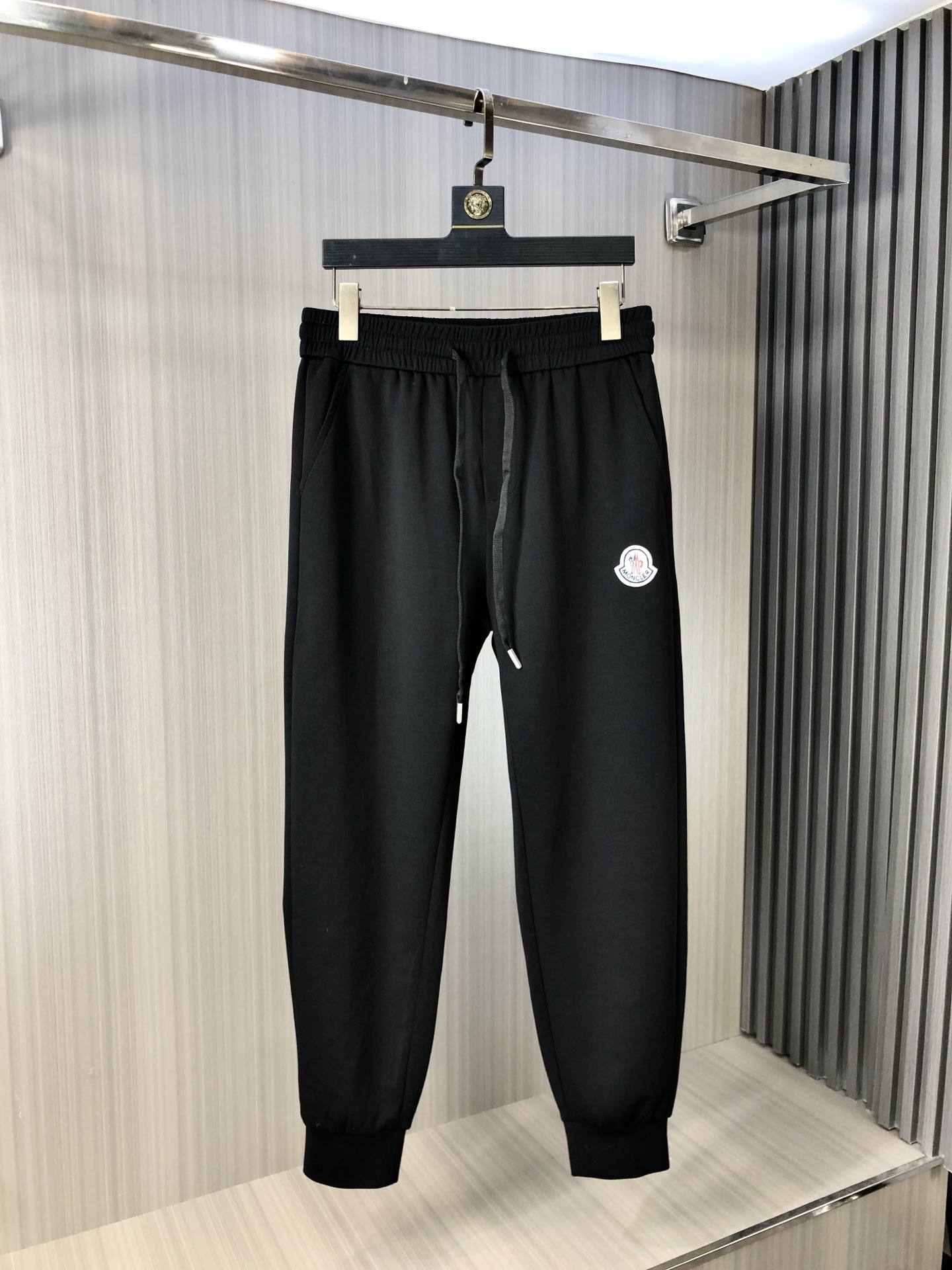 NO:429862,The new spring and summer products of 2025SS, fashion series, unique composition design, drawstring casual shorts, yarn ordering and dyeing. A large domestic manufacturer exports to Japan and supplies fabrics from several top brands. It has a soft and glutinous feel, is quite wide and stylish, solving the problem of washing and discoloration. The pants are neat and atmospheric, and the upper body looks superb and handsome. …………………………………………………………………………………………………………………………………………………………………………………………………………………………………………………………………………………………………………………………………………………………………………………………………………………………………………………………………………………………………………………………………………………………………………………………………………………………………………………………………………………………………………………………………………………………………………………………………………………………………………………………………………………………………………………………………………………………………………………………………………………………………………………………………………………………………………………………19860909蒙口 2025SS春夏新品 时尚系列,独特拼料设计,抽绳休闲短裤 订纱开始订染和订纺. 国内某大厂出口日本 和供应几大顶级品牌的面料. 手感软糯 , 挺阔有型 , 解决 , 洗涤变色的问题. 裤型利落大气 , 上身显高超帅. …………………………………………………… SizeM-3XL,,Moncler,shorts,alexander wang,Men's clothing