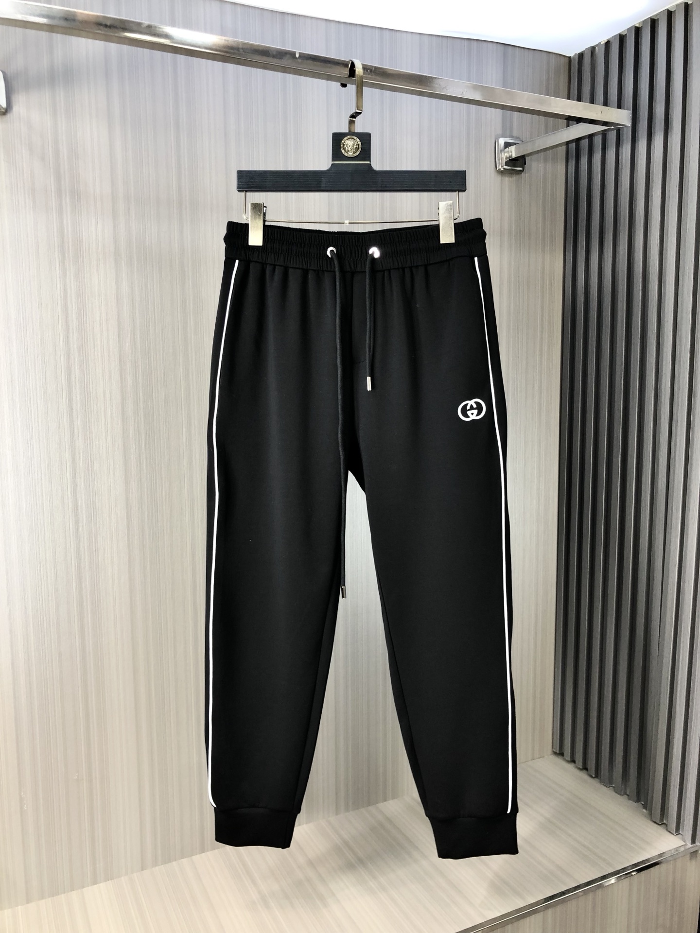 NO:429857,Guqi 2025SS spring and summer new products Fashion series, unique composition design, drawstring casual shorts, ordering and dyeing and spinning. A large domestic manufacturer exports to Japan and supplies fabrics from several top brands. It has a soft and glutinous feel, is quite wide and stylish, solving the problem of washing and discoloration. The pants are neat and atmospheric, and the upper body looks superb and handsome. ……………………………………………………………………………………………………………………………………………………………………………………………………………………………………………………………………………………………………………………………………………………………………………………………………………………………………………………………………………………………………………………………………………………………………………………………………………………………………………………………………………………………………………………………………………………………………………………………………………………………………………………………………………………………………………………………………………………………………………………………………………………………………………………………………………………………………………………………19860909古奇 2025SS春夏新品 时尚系列,独特拼料设计,抽绳休闲短裤 订纱开始订染和订纺. 国内某大厂出口日本 和供应几大顶级品牌的面料. 手感软糯 , 挺阔有型 , 解决 , 洗涤变色的问题. 裤型利落大气 , 上身显高超帅. …………………………………………………… SizeM-3XL,,shorts,alexander wang,Men's clothing