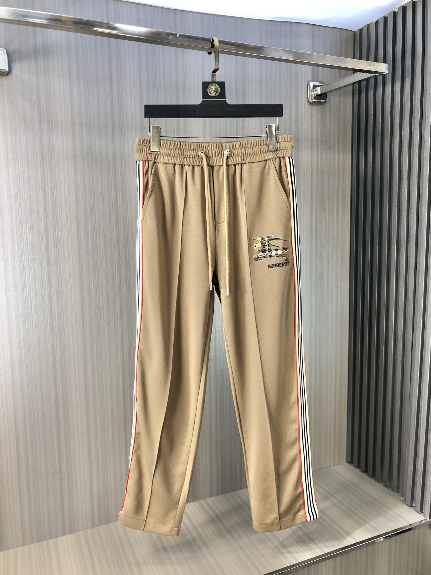 NO:429852,Burberry 2025SS spring and summer new products, fashion series, unique composition design, drawstring casual shorts, ordering and dyeing. A large domestic manufacturer exports to Japan and supplies fabrics from several top brands. It has a soft and glutinous feel, is quite wide and stylish, solving the problem of washing and discoloration. The pants are neat and atmospheric, and the upper body looks superb and handsome. …………………………………………………………………………………………………………………………………………………………………………………………………………………………………………………………………………………………………………………………………………………………………………………………………………………………………………………………………………………………………………………………………………………………………………………………………………………………………………………………………………………………………………………………………………………………………………………………………………………………………………………………………………………………………………………………………………………………………………………………………………………………………………………………………………………………………………………………………19860909巴宝莉 2025SS春夏新品 时尚系列,独特拼料设计,抽绳休闲短裤 订纱开始订染和订纺. 国内某大厂出口日本 和供应几大顶级品牌的面料. 手感软糯 , 挺阔有型 , 解决 , 洗涤变色的问题. 裤型利落大气 , 上身显高超帅. …………………………………………………… SizeM-3XL,,burberry,shorts,alexander wang,Men's clothing