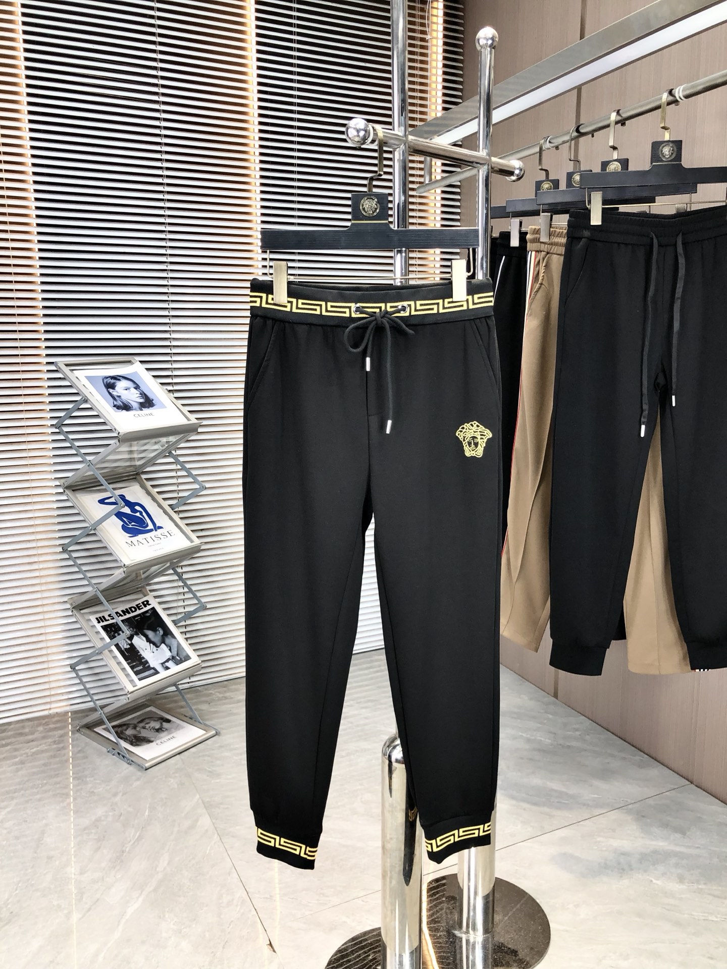 NO:429847,Versace 2025SS spring and summer new products Fashion series, unique composition design, drawstring casual shorts, ordering and dyeing. A large domestic manufacturer exports to Japan and supplies fabrics from several top brands. It has a soft and glutinous feel, is quite wide and stylish, solving the problem of washing and discoloration. The pants are neat and atmospheric, and the upper body looks superb and handsome. …………………………………………………………………………………………………………………………………………………………………………………………………………………………………………………………………………………………………………………………………………………………………………………………………………………………………………………………………………………………………………………………………………………………………………………………………………………………………………………………………………………………………………………………………………………………………………………………………………………………………………………………………………………………………………………………………………………………………………………………………………………………………………………………………………………………………………………………………19860909范思哲 2025SS春夏新品 时尚系列,独特拼料设计,抽绳休闲短裤 订纱开始订染和订纺. 国内某大厂出口日本 和供应几大顶级品牌的面料. 手感软糯 , 挺阔有型 , 解决 , 洗涤变色的问题. 裤型利落大气 , 上身显高超帅. …………………………………………………… SizeM-3XL,,versace,shorts,alexander wang,Men's clothing