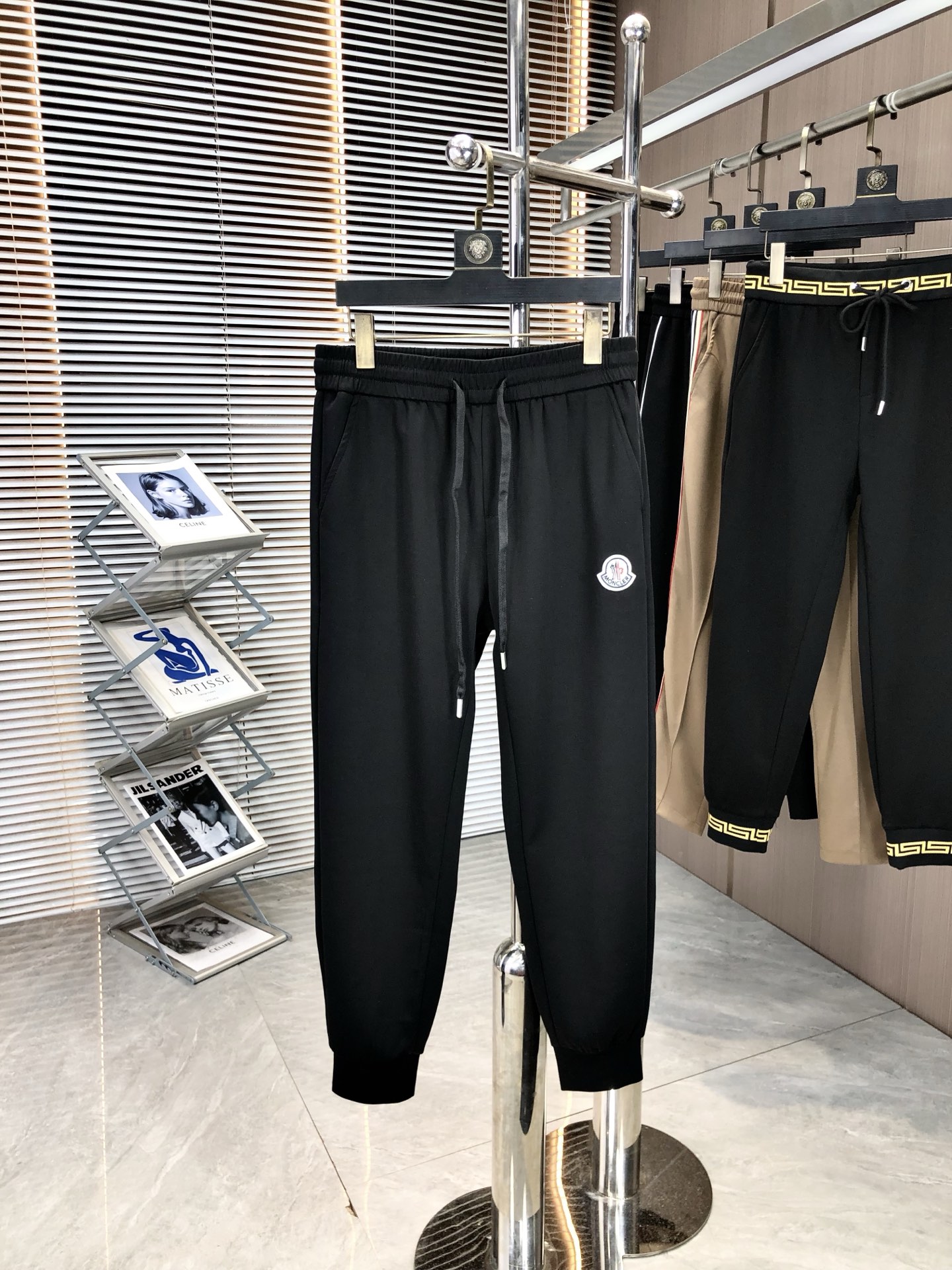 NO:429842,The new spring and summer products of 2025SS, fashion series, unique composition design, drawstring casual shorts, yarn ordering and dyeing. A large domestic manufacturer exports to Japan and supplies fabrics from several top brands. It has a soft and glutinous feel, is quite wide and stylish, solving the problem of washing and discoloration. The pants are neat and atmospheric, and the upper body looks superb and handsome. …………………………………………………………………………………………………………………………………………………………………………………………………………………………………………………………………………………………………………………………………………………………………………………………………………………………………………………………………………………………………………………………………………………………………………………………………………………………………………………………………………………………………………………………………………………………………………………………………………………………………………………………………………………………………………………………………………………………………………………………………………………………………………………………………………………………………………………………19860909蒙口 2025SS春夏新品 时尚系列,独特拼料设计,抽绳休闲短裤 订纱开始订染和订纺. 国内某大厂出口日本 和供应几大顶级品牌的面料. 手感软糯 , 挺阔有型 , 解决 , 洗涤变色的问题. 裤型利落大气 , 上身显高超帅. …………………………………………………… SizeM-3XL,,Moncler,shorts,alexander wang,Men's clothing