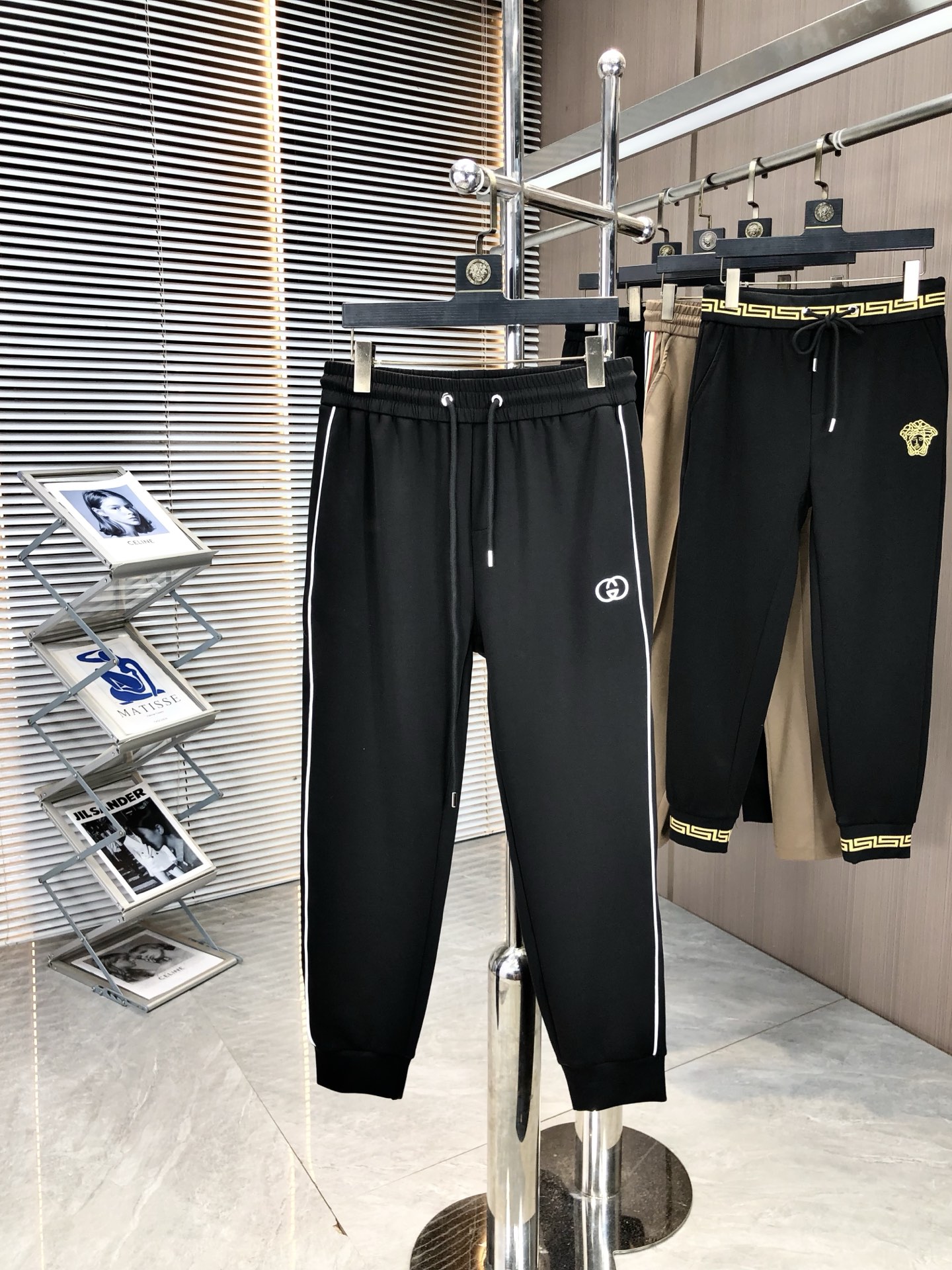 NO:429837,Guqi 2025SS spring and summer new products Fashion series, unique composition design, drawstring casual shorts, ordering and dyeing and spinning. A large domestic manufacturer exports to Japan and supplies fabrics from several top brands. It has a soft and glutinous feel, is quite wide and stylish, solving the problem of washing and discoloration. The pants are neat and atmospheric, and the upper body looks superb and handsome. ……………………………………………………………………………………………………………………………………………………………………………………………………………………………………………………………………………………………………………………………………………………………………………………………………………………………………………………………………………………………………………………………………………………………………………………………………………………………………………………………………………………………………………………………………………………………………………………………………………………………………………………………………………………………………………………………………………………………………………………………………………………………………………………………………………………………………………………………19860909古奇 2025SS春夏新品 时尚系列,独特拼料设计,抽绳休闲短裤 订纱开始订染和订纺. 国内某大厂出口日本 和供应几大顶级品牌的面料. 手感软糯 , 挺阔有型 , 解决 , 洗涤变色的问题. 裤型利落大气 , 上身显高超帅. …………………………………………………… SizeM-3XL,,shorts,alexander wang,Men's clothing