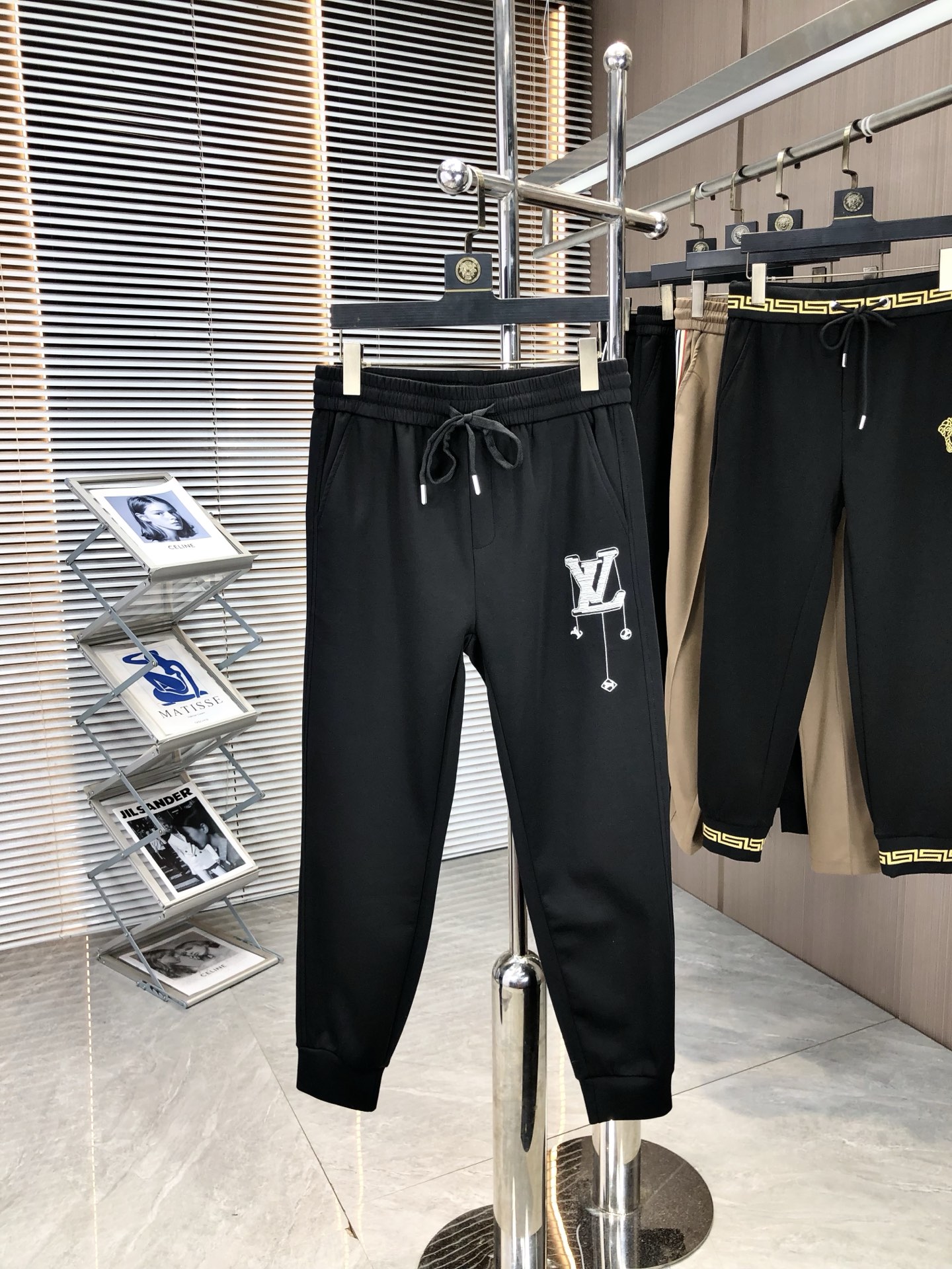 NO:429832,LV 2025SS spring and summer new products, fashion series, unique composition design, drawstring casual shorts, yarn ordering and dyeing. A large domestic manufacturer exports to Japan and supplies fabrics from several top brands. It has a soft and glutinous feel, is quite wide and stylish, solving the problem of washing and discoloration. The pants are neat and atmospheric, and the upper body looks superb and handsome. …………………………………………………………………………………………………………………………………………………………………………………………………………………………………………………………………………………………………………………………………………………………………………………………………………………………………………………………………………………………………………………………………………………………………………………………………………………………………………………………………………………………………………………………………………………………………………………………………………………………………………………………………………………………………………………………………………………………………………………………………………………………………………………………………………………………………………………………19860909LV 2025SS春夏新品 时尚系列,独特拼料设计,抽绳休闲短裤 订纱开始订染和订纺. 国内某大厂出口日本 和供应几大顶级品牌的面料. 手感软糯 , 挺阔有型 , 解决 , 洗涤变色的问题. 裤型利落大气 , 上身显高超帅. …………………………………………………… SizeM-3XL,,louis vuitton,shorts,alexander wang,Men's clothing