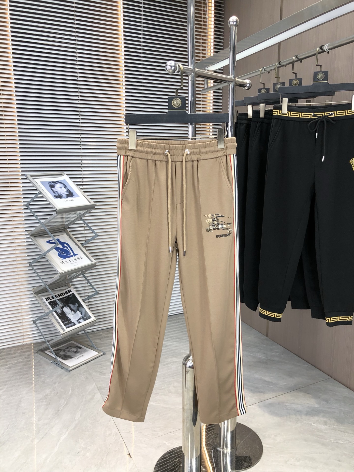 NO:429827,Burberry 2025SS spring and summer new products, fashion series, unique composition design, drawstring casual shorts, ordering and dyeing. A large domestic manufacturer exports to Japan and supplies fabrics from several top brands. It has a soft and glutinous feel, is quite wide and stylish, solving the problem of washing and discoloration. The pants are neat and atmospheric, and the upper body looks superb and handsome. …………………………………………………………………………………………………………………………………………………………………………………………………………………………………………………………………………………………………………………………………………………………………………………………………………………………………………………………………………………………………………………………………………………………………………………………………………………………………………………………………………………………………………………………………………………………………………………………………………………………………………………………………………………………………………………………………………………………………………………………………………………………………………………………………………………………………………………………………19860909巴宝莉 2025SS春夏新品 时尚系列,独特拼料设计,抽绳休闲短裤 订纱开始订染和订纺. 国内某大厂出口日本 和供应几大顶级品牌的面料. 手感软糯 , 挺阔有型 , 解决 , 洗涤变色的问题. 裤型利落大气 , 上身显高超帅. …………………………………………………… SizeM-3XL,,burberry,shorts,alexander wang,Men's clothing