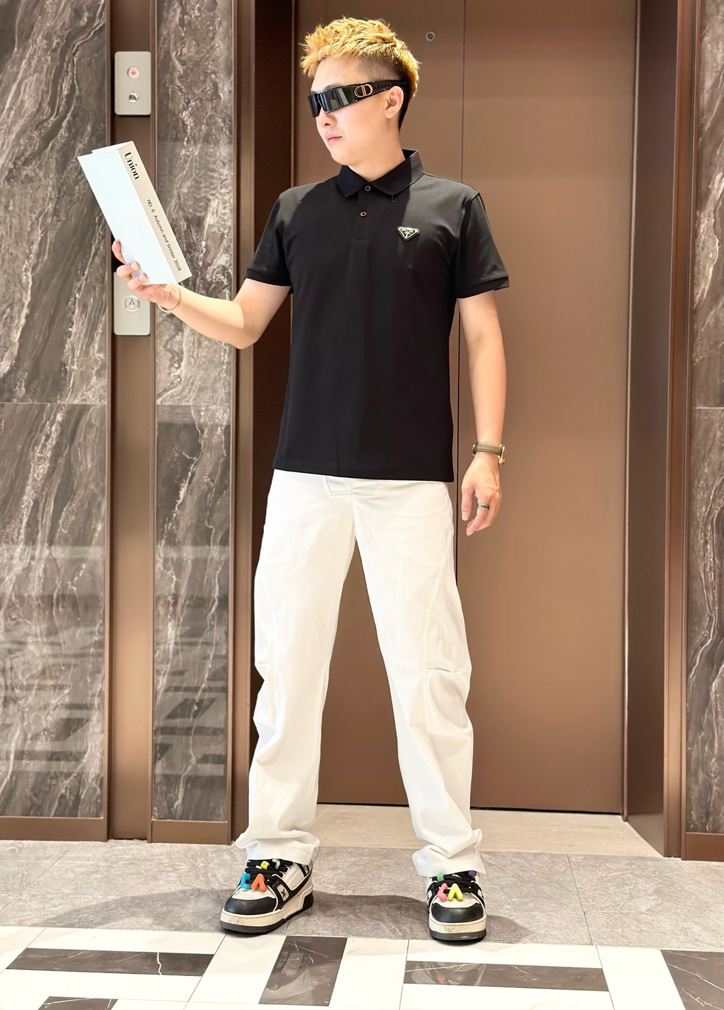 NO:427669,.Prada. 2025 spring and summer new men's logo short-sleeved polo shirt, continuing the classic business casual lapel POLO shirt. This Polo shirt is made of beaded floor fabric, and the timeless design can transcend fashion trends. Classic style, d4 brand LOGO three-dimensional and unique, making the overall more detailed. The combination style, the fabric is made of cotton beaded material, comfortable, skin-friendly, breathable, and is a very practical wear for daily commuting and leisure. Highly recommended. Size M-3XL m wear 175/130, prada, T-shirt, alexander wang19860909.普拉达.2025春夏新款男士标识短袖polo衫,延续经典商务休闲翻领POLO恤.该款Polo衫采用珠地面料制成,隽永设计可跨越时尚潮流.经典款型,d4品牌LOGO立体别致,让整体更具细节感 合体的版型,面料采用全棉珠地料,舒适,亲肤,透气好,平时通勤休闲都很实穿的一款 强烈推荐.尺码M-3XL m穿175/130,,prada,T-shirt,alexander wang,Men's clothing