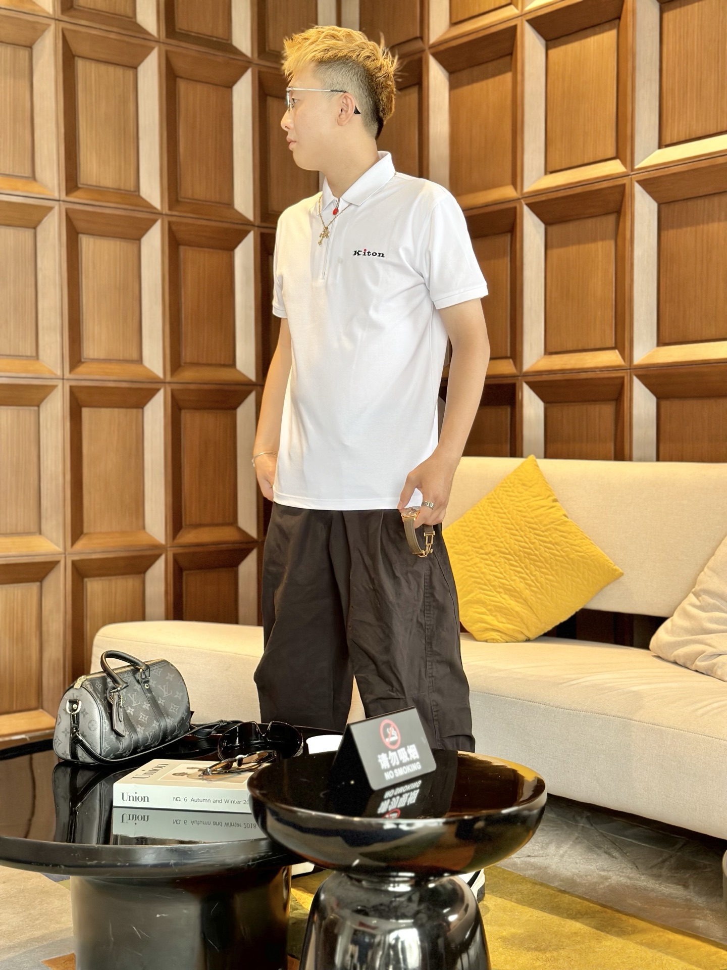 NO:427677,.kiton.2025 spring and summer new men's logo short-sleeved polo shirt, continuing the classic business casual lapel POLO shirt. This polo shirt is made of beaded floor fabric, and the timeless design can transcend fashion trends. Classic style, d4 brand LOGO three-dimensional and unique, making the overall more detailed. The combination style, the fabric is made of cotton beaded material, comfortable, skin-friendly, breathable, and is a very practical wear for daily commuting and leisure. Highly recommended. Size M-3XL m wear 175/130, T-shirt, alexander wang19860909.kiton.2025春夏新款男士标识短袖polo衫,延续经典商务休闲翻领POLO恤.该款Polo衫采用珠地面料制成,隽永设计可跨越时尚潮流.经典款型,d4品牌LOGO立体别致,让整体更具细节感 合体的版型,面料采用全棉珠地料,舒适,亲肤,透气好,平时通勤休闲都很实穿的一款 强烈推荐.尺码M-3XL m穿175/130,,T-shirt,alexander wang,Men's clothing