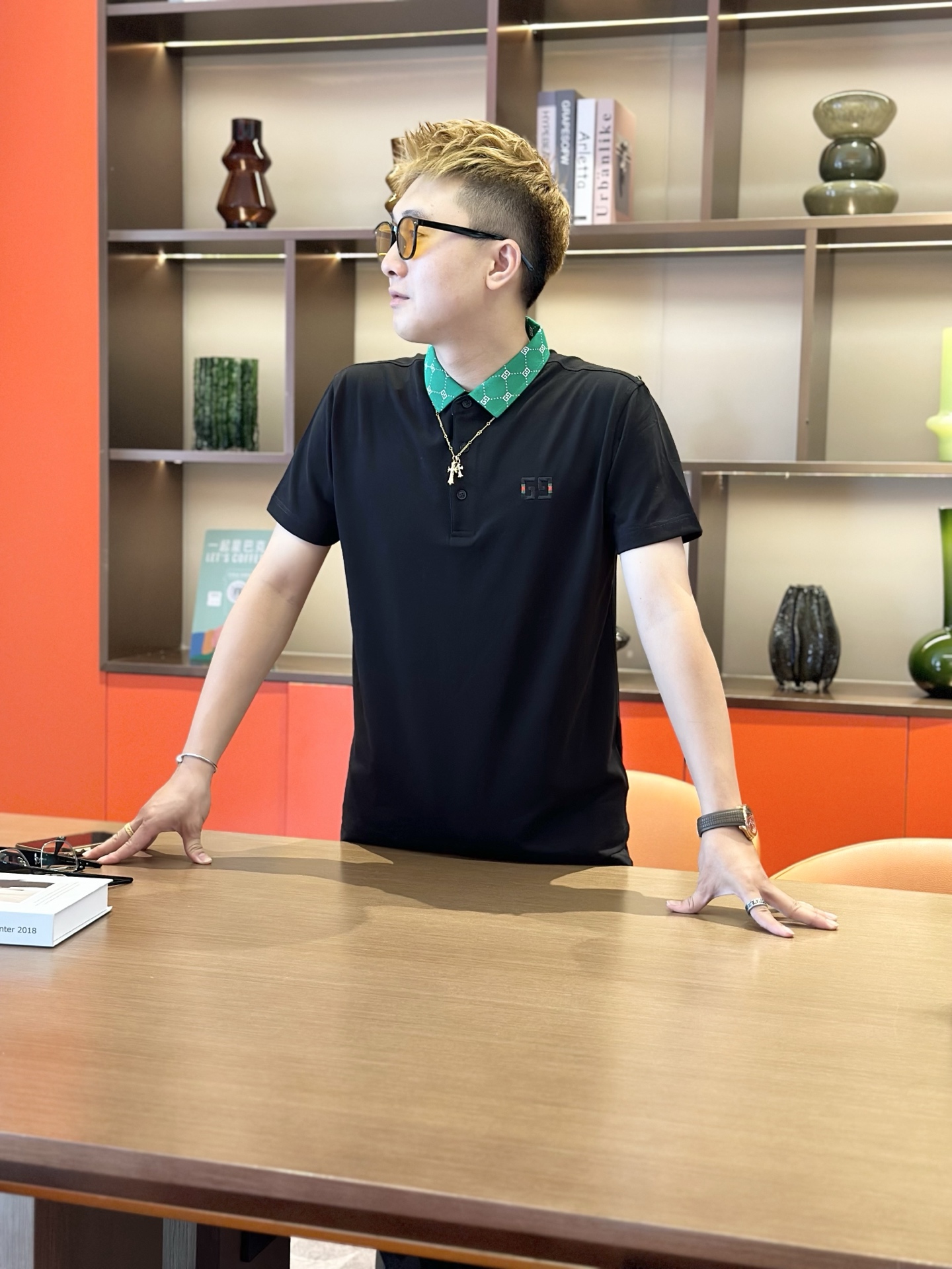 NO:427681,.Gucci.2025 spring and summer new men's logo short-sleeved polo shirt, continuing the classic business casual lapel POLO shirt. This polo shirt is made of beaded floor fabric, and the timeless design can transcend fashion trends. Classic style, d4 brand LOGO three-dimensional and unique, making the overall more detailed. The combination style, the fabric is made of cotton beaded material, comfortable, skin-friendly, breathable, and is a very practical wear for daily commuting and leisure. Highly recommended. Size M-3XL m wear 175/130, gucci, T-shirt, alexander wang19860909.Gucci.2025春夏新款男士标识短袖polo衫,延续经典商务休闲翻领POLO恤.该款Polo衫采用珠地面料制成,隽永设计可跨越时尚潮流.经典款型,d4品牌LOGO立体别致,让整体更具细节感 合体的版型,面料采用全棉珠地料,舒适,亲肤,透气好,平时通勤休闲都很实穿的一款 强烈推荐.尺码M-3XL m穿175/130,,gucci,T-shirt,alexander wang,Men's clothing