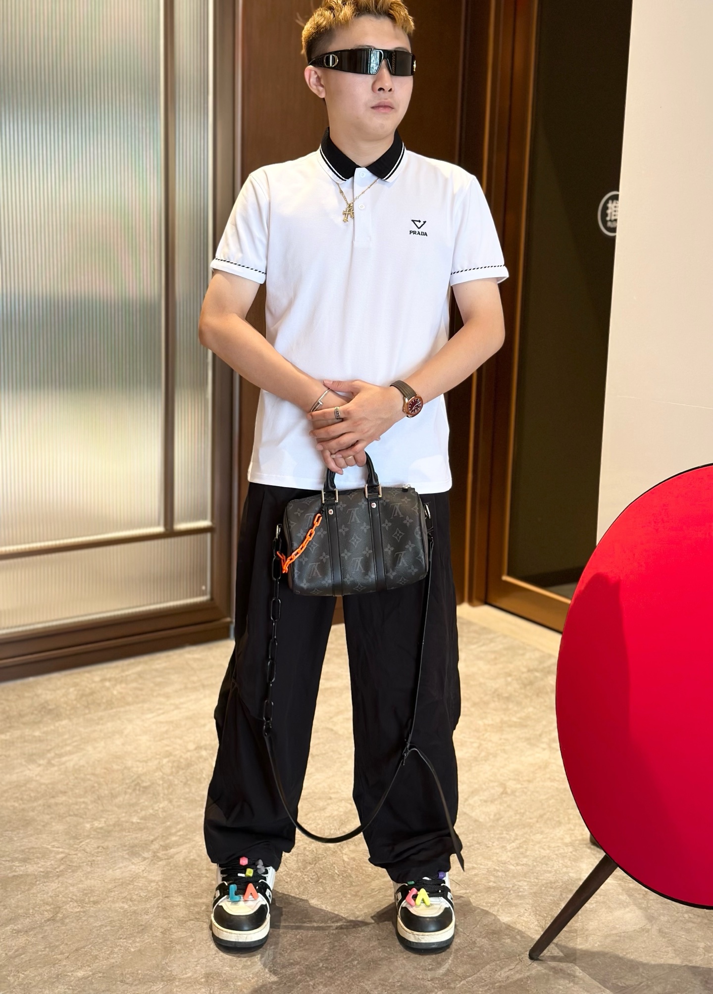 NO:427687,.Prada. 2025 spring and summer new men's logo short-sleeved polo shirt, continuing the classic business casual lapel POLO shirt. This Polo shirt is made of beaded floor fabric, and the timeless design can transcend fashion trends. Classic style, d4 brand LOGO three-dimensional and unique, making the overall more detailed. The combination style, the fabric is made of cotton beaded material, comfortable, skin-friendly, breathable, and is a very practical wear for daily commuting and leisure. Highly recommended. Size M-3XL m wear 175/130, prada, T-shirt, alexander wang19860909.普拉达.2025春夏新款男士标识短袖polo衫,延续经典商务休闲翻领POLO恤.该款Polo衫采用珠地面料制成,隽永设计可跨越时尚潮流.经典款型,d4品牌LOGO立体别致,让整体更具细节感 合体的版型,面料采用全棉珠地料,舒适,亲肤,透气好,平时通勤休闲都很实穿的一款 强烈推荐.尺码M-3XL m穿175/130,,prada,T-shirt,alexander wang,Men's clothing