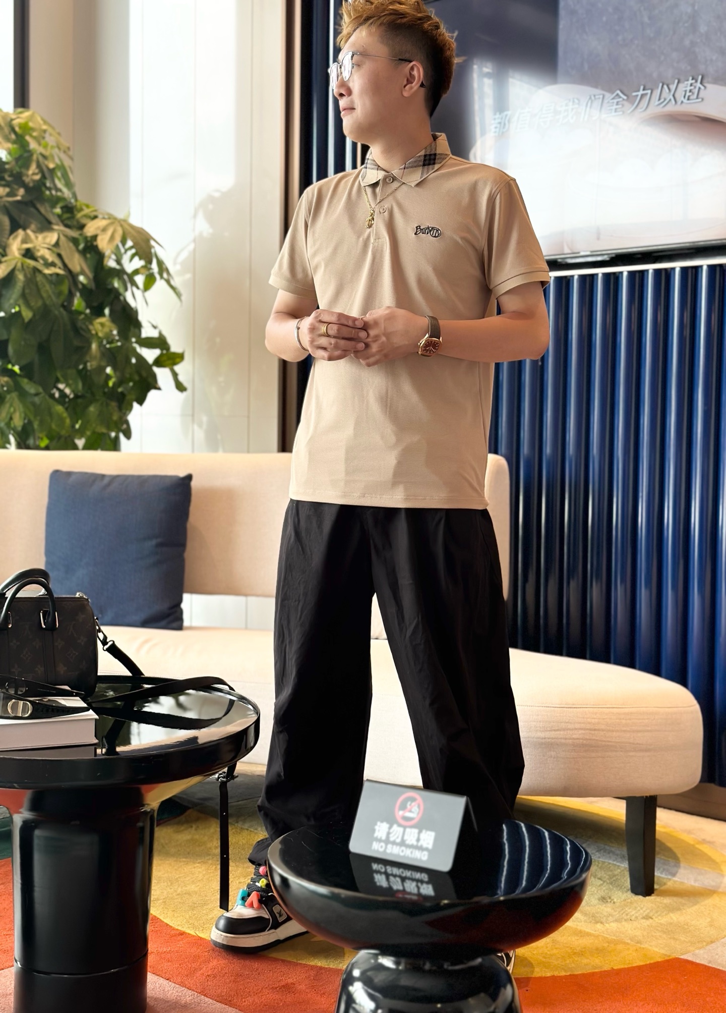 NO:427672,.Burberry. The new spring and summer 2025 new men's logo short-sleeved polo shirt, continuing the classic business casual lapel POLO shirt. This polo shirt is made of beaded floor fabric, and the timeless design can transcend fashion trends. The classic style, the d4 brand LOGO three-dimensional and unique, making the overall more detailed. The combination style, the fabric is made of cotton beaded material, comfortable, skin-friendly, breathable, and is a very practical wear for daily commuting and leisure. Highly recommended. Size M-3XL m wear 175/130, burberry, T-shirt, alexander wang19860909.巴宝莉.2025春夏新款男士标识短袖polo衫,延续经典商务休闲翻领POLO恤.该款Polo衫采用珠地面料制成,隽永设计可跨越时尚潮流.经典款型,d4品牌LOGO立体别致,让整体更具细节感 合体的版型,面料采用全棉珠地料,舒适,亲肤,透气好,平时通勤休闲都很实穿的一款 强烈推荐.尺码M-3XL m穿175/130,,burberry,T-shirt,alexander wang,Men's clothing