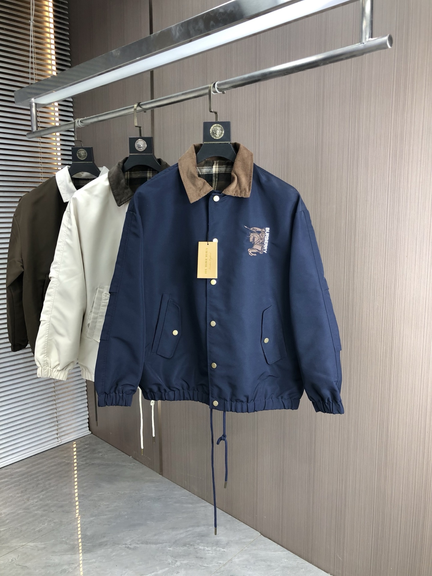 NO:513956,.Burberry. 25 autumn and winter new product is available for sale, casual and daily wear!  The upper body modifies the body, perfectly combines fashion aesthetics with the concept of new urban business and leisure, and the Italian minimalist, capable and outdoor functional styles are the ultimate interpretation, both solemn and harmonious, creating a unique styling item. The overall outline tends to be simple, and the 88 is quite individual and elegant in detail, enriching the overall vision. The wardrobe business and leisure is excellent and has a high attendance rate!  It is hard to come by!  Count m-3XL m wear 175/130, burberry, jackets & coats, jackets & coats, alexander wang19860909.巴宝莉.25秋冬新品发售夹克外套,休闲日常穿搭！上身修饰身形、将时装美学和新都市商务休闲概念完美融合,通体将意式的极简、干练和户外功能性风格极致诠释,亦庄亦谐,塑造出别具一格的造型单品,整体轮廓趋于简约风格,88颇为个性且雅痞的细节处理,丰富了整体视觉.衣橱商务休闲绝佳的高出勤率！可遇而不可求！码数m-3XL m穿175/130,,burberry,jackets & coats,jackets & coats,alexander wang,Men's clothing