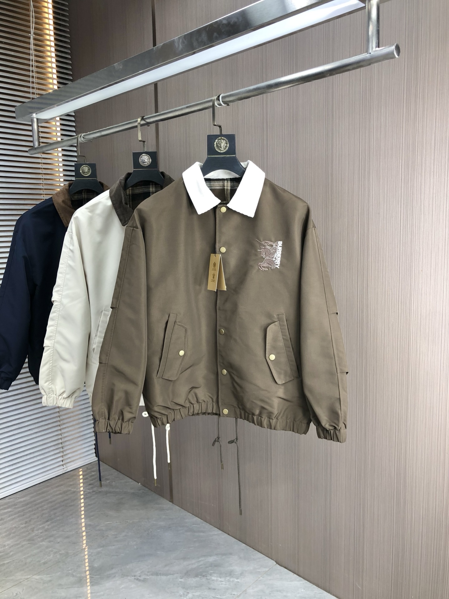 NO:513959,.Burberry .25 new autumn and winter products are available for sale, casual and daily wear!  The upper body modifies the body, perfectly combines fashion aesthetics with the concept of new urban business and leisure, and the Italian minimalist, capable and outdoor functional styles are the ultimate interpretation, both solemn and harmonious, creating a unique styling item. The overall outline tends to be simple, and the 88 is quite individual and elegant in detail, enriching the overall vision. The wardrobe business and leisure is excellent and has a high attendance rate!  It is hard to come by!  Count m-3XL m wear 175/130, burberry, jackets & coats, jackets & coats, alexander wang19860909.巴宝莉 .25秋冬新品发售夹克外套,休闲日常穿搭！上身修饰身形、将时装美学和新都市商务休闲概念完美融合,通体将意式的极简、干练和户外功能性风格极致诠释,亦庄亦谐,塑造出别具一格的造型单品,整体轮廓趋于简约风格,88颇为个性且雅痞的细节处理,丰富了整体视觉.衣橱商务休闲绝佳的高出勤率！可遇而不可求！码数m-3XL m穿175/130,,burberry,jackets & coats,jackets & coats,alexander wang,Men's clothing