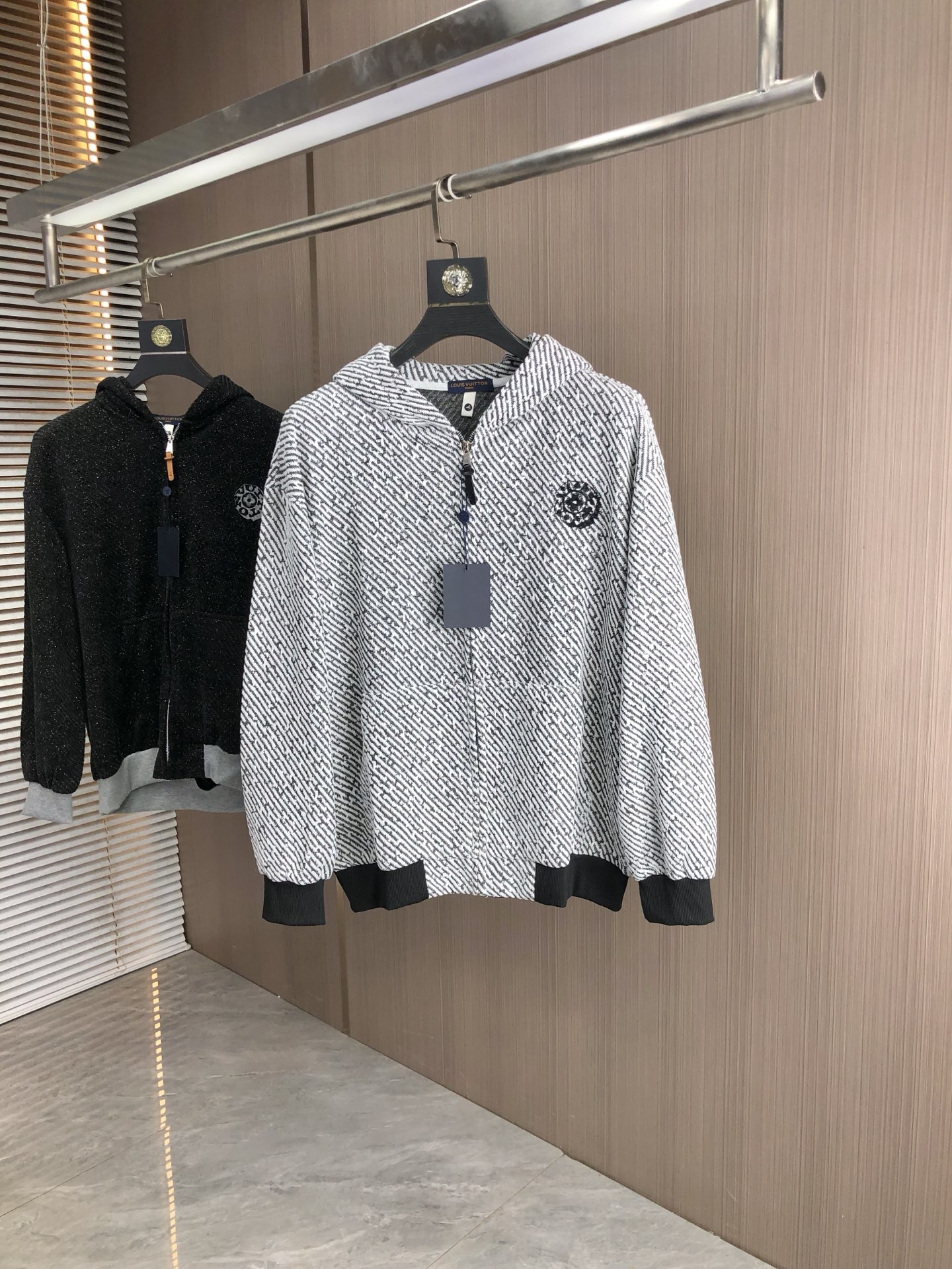 NO:513941,.Lv.25 new autumn and winter products are available for knitted jackets, casual and daily wear!  The upper body modifies the body, perfectly combines fashion aesthetics with the concept of new urban business and leisure, and the Italian minimalist, capable and outdoor functional styles are the ultimate interpretation, both solemn and harmonious, creating a unique styling item. The overall outline tends to be simple, and the 88 is quite individual and elegant in detail, enriching the overall vision. The wardrobe business and leisure is excellent and has a high attendance rate!  It is hard to come by!  Count m-3XL m wear 175/130, louis vuitton, jackets & coats, jackets & coats, alexander wang19860909.Lv.25秋冬新品发售针织夹克外套,休闲日常穿搭！上身修饰身形、将时装美学和新都市商务休闲概念完美融合,通体将意式的极简、干练和户外功能性风格极致诠释,亦庄亦谐,塑造出别具一格的造型单品,整体轮廓趋于简约风格,88颇为个性且雅痞的细节处理,丰富了整体视觉.衣橱商务休闲绝佳的高出勤率！可遇而不可求！码数m-3XL m穿175/130,,louis vuitton,jackets & coats,jackets & coats,alexander wang,Men's clothing