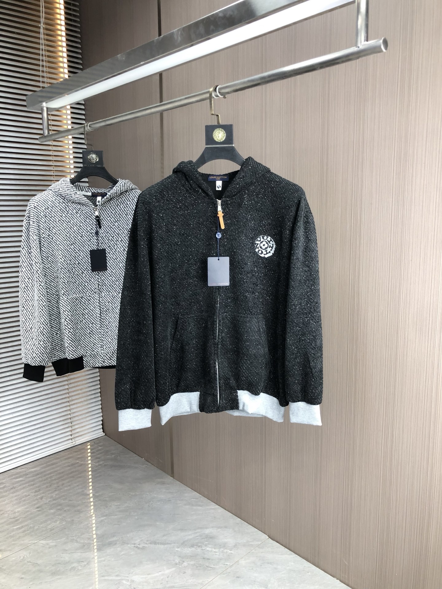 NO:513944,.Lv.25 new autumn and winter products are available for sale, casual and daily wear!  The upper body modifies the body, perfectly combines fashion aesthetics with the concept of new urban business and leisure, and the Italian minimalist, capable and outdoor functional styles are the ultimate interpretation, both solemn and harmonious, creating a unique styling item. The overall outline tends to be simple, and the 88 is quite individual and elegant in detail, enriching the overall vision. The wardrobe business and leisure is excellent and has a high attendance rate!  It is hard to find!  Count m-3XL m wear 175/130, louis vuitton, jackets & coats, jackets & coats, alexander wang19860909.Lv.25秋冬新品发售夹克外套,休闲日常穿搭！上身修饰身形、将时装美学和新都市商务休闲概念完美融合,通体将意式的极简、干练和户外功能性风格极致诠释,亦庄亦谐,塑造出别具一格的造型单品,整体轮廓趋于简约风格,88颇为个性且雅痞的细节处理,丰富了整体视觉.衣橱商务休闲绝佳的高出勤率！可遇而不可求！码数m-3XL m穿175/130,,louis vuitton,jackets & coats,jackets & coats,alexander wang,Men's clothing