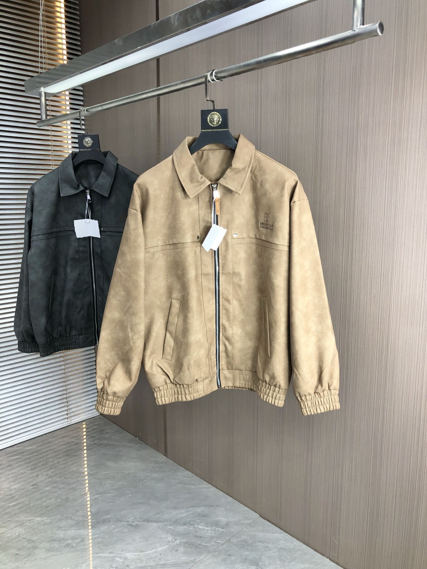 NO:513946,.Bc.25 new autumn and winter products are available for sale in napa leather jackets, casual and daily wear!  The upper body modifies the body, perfectly combines fashion aesthetics with the concept of new urban business and leisure, and the Italian minimalist, capable and outdoor functional styles are the ultimate interpretation, both solemn and harmonious, creating a unique styling item. The overall outline tends to be simple, and the 88 is quite individual and elegant in detail, enriching the overall vision. The wardrobe business and leisure is excellent and has a high attendance rate!  It is hard to find!  Count m-3XL m wear 175/130,,jackets & coats,jackets & coats,alexander wang19860909.Bc.25秋冬新品发售napa皮夹克外套,休闲日常穿搭！上身修饰身形、将时装美学和新都市商务休闲概念完美融合,通体将意式的极简、干练和户外功能性风格极致诠释,亦庄亦谐,塑造出别具一格的造型单品,整体轮廓趋于简约风格,88颇为个性且雅痞的细节处理,丰富了整体视觉.衣橱商务休闲绝佳的高出勤率！可遇而不可求！码数m-3XL m穿175/130,,jackets & coats,jackets & coats,alexander wang,Men's clothing