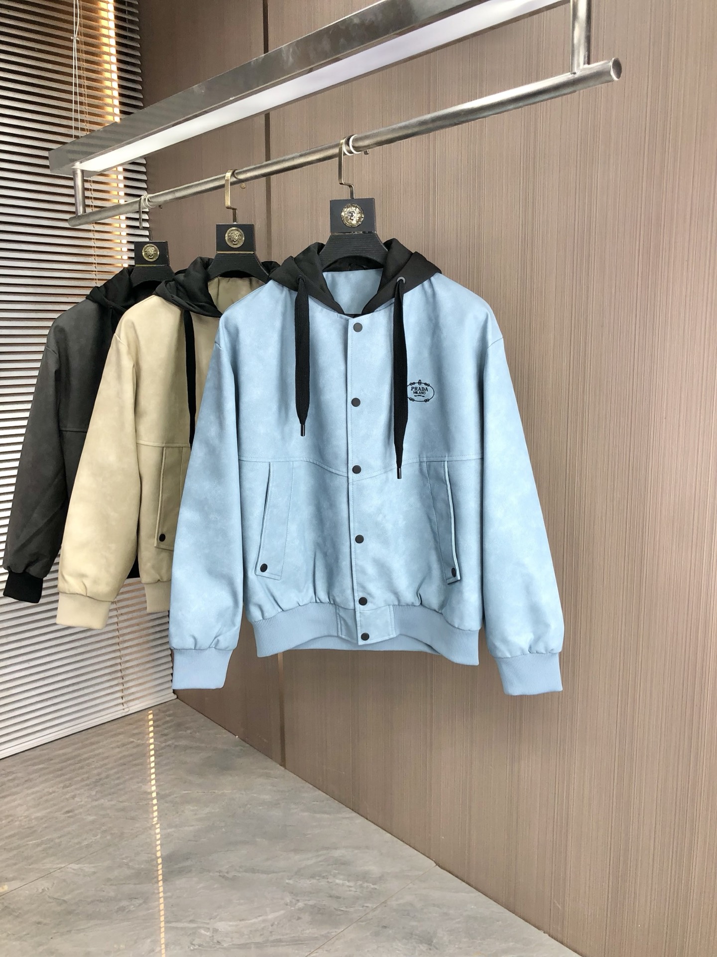 NO:513951,.Prada .25 new autumn and winter products are available for sale in napa leather jackets, casual and daily wear!  The upper body modifies the body, perfectly combines fashion aesthetics with the concept of new urban business and leisure, and the Italian minimalist, capable and outdoor functional styles are the ultimate interpretation, both solemn and harmonious, creating a unique styling item. The overall outline tends to be simple, and the 88 is quite individual and elegant in detail, enriching the overall vision. The wardrobe business and leisure is excellent and has a high attendance rate!  It is hard to come by!  Count m-3XL m wear 175/130, prada, jackets & coats, jackets & coats, alexander wang19860909.普拉达 .25秋冬新品发售napa皮夹克外套,休闲日常穿搭！上身修饰身形、将时装美学和新都市商务休闲概念完美融合,通体将意式的极简、干练和户外功能性风格极致诠释,亦庄亦谐,塑造出别具一格的造型单品,整体轮廓趋于简约风格,88颇为个性且雅痞的细节处理,丰富了整体视觉.衣橱商务休闲绝佳的高出勤率！可遇而不可求！码数m-3XL m穿175/130,,prada,jackets & coats,jackets & coats,alexander wang,Men's clothing