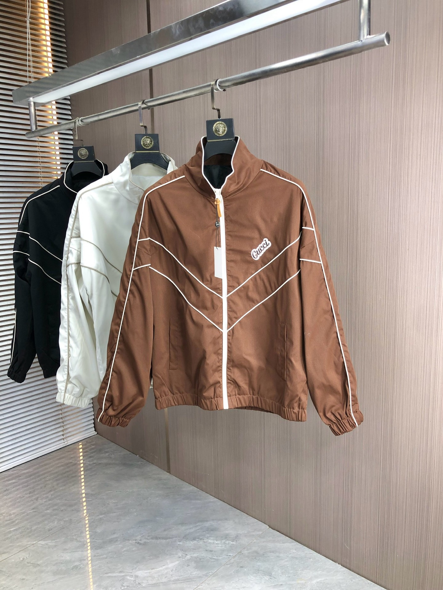 NO:513953,.Gucci.25 new autumn and winter products are available for sale, casual and daily wear!  The upper body modifies the body, perfectly combines fashion aesthetics with the concept of new urban business and leisure, and the Italian minimalist, capable and outdoor functional styles are the ultimate interpretation, both solemn and harmonious, creating a unique styling item. The overall outline tends to be simple, and the 88 is quite individual and elegant in detail, enriching the overall vision. The wardrobe business and leisure is excellent and has a high attendance rate!  It is hard to come by!  Count m-3XL m wear 175/130, gucci, jackets & coats, jackets & coats, alexander wang19860909.Gucci.25秋冬新品发售夹克外套,休闲日常穿搭！上身修饰身形、将时装美学和新都市商务休闲概念完美融合,通体将意式的极简、干练和户外功能性风格极致诠释,亦庄亦谐,塑造出别具一格的造型单品,整体轮廓趋于简约风格,88颇为个性且雅痞的细节处理,丰富了整体视觉.衣橱商务休闲绝佳的高出勤率！可遇而不可求！码数m-3XL m穿175/130,,gucci,jackets & coats,jackets & coats,alexander wang,Men's clothing