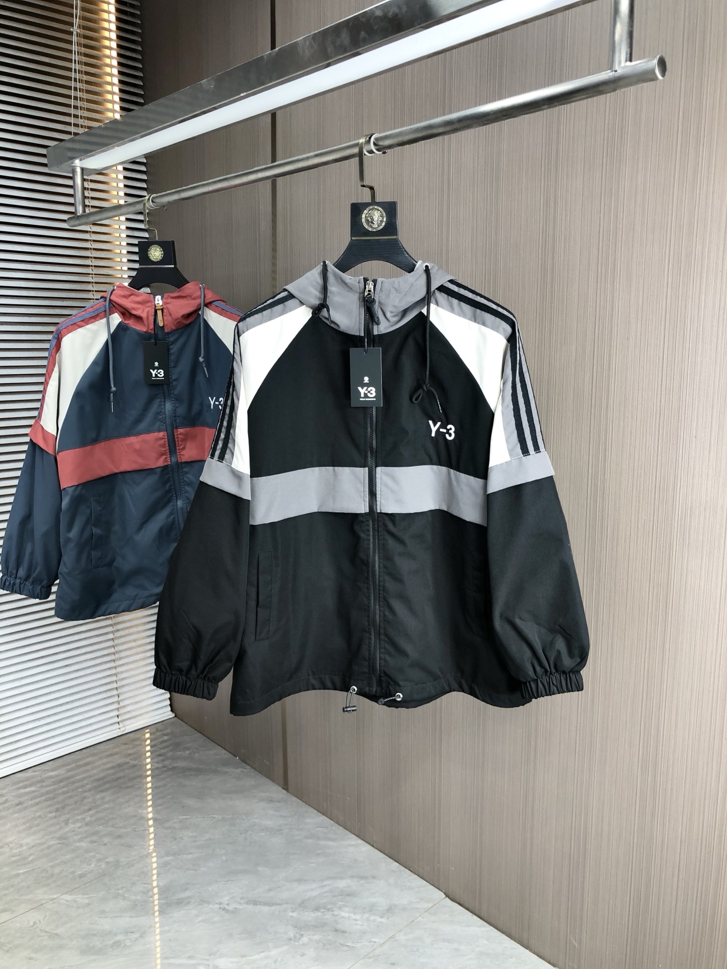 NO:513955,.Y3.25 new autumn and winter products are available for sale, casual and daily wear!  The upper body modifies the body, perfectly combines fashion aesthetics with the concept of new urban business and leisure, and the Italian minimalist, capable and outdoor functional styles are the ultimate interpretation, both solemn and harmonious, creating a unique styling item. The overall outline tends to be simple, and the 88 is quite individual and elegant in detail, enriching the overall vision. The wardrobe business and leisure is excellent and has a high attendance rate!  It is hard to find!  Count m-3XL m wear 175/130,,jackets & coats,jackets & coats,alexander wang19860909.Y3.25秋冬新品发售夹克外套,休闲日常穿搭！上身修饰身形、将时装美学和新都市商务休闲概念完美融合,通体将意式的极简、干练和户外功能性风格极致诠释,亦庄亦谐,塑造出别具一格的造型单品,整体轮廓趋于简约风格,88颇为个性且雅痞的细节处理,丰富了整体视觉.衣橱商务休闲绝佳的高出勤率！可遇而不可求！码数m-3XL m穿175/130,,jackets & coats,jackets & coats,alexander wang,Men's clothing