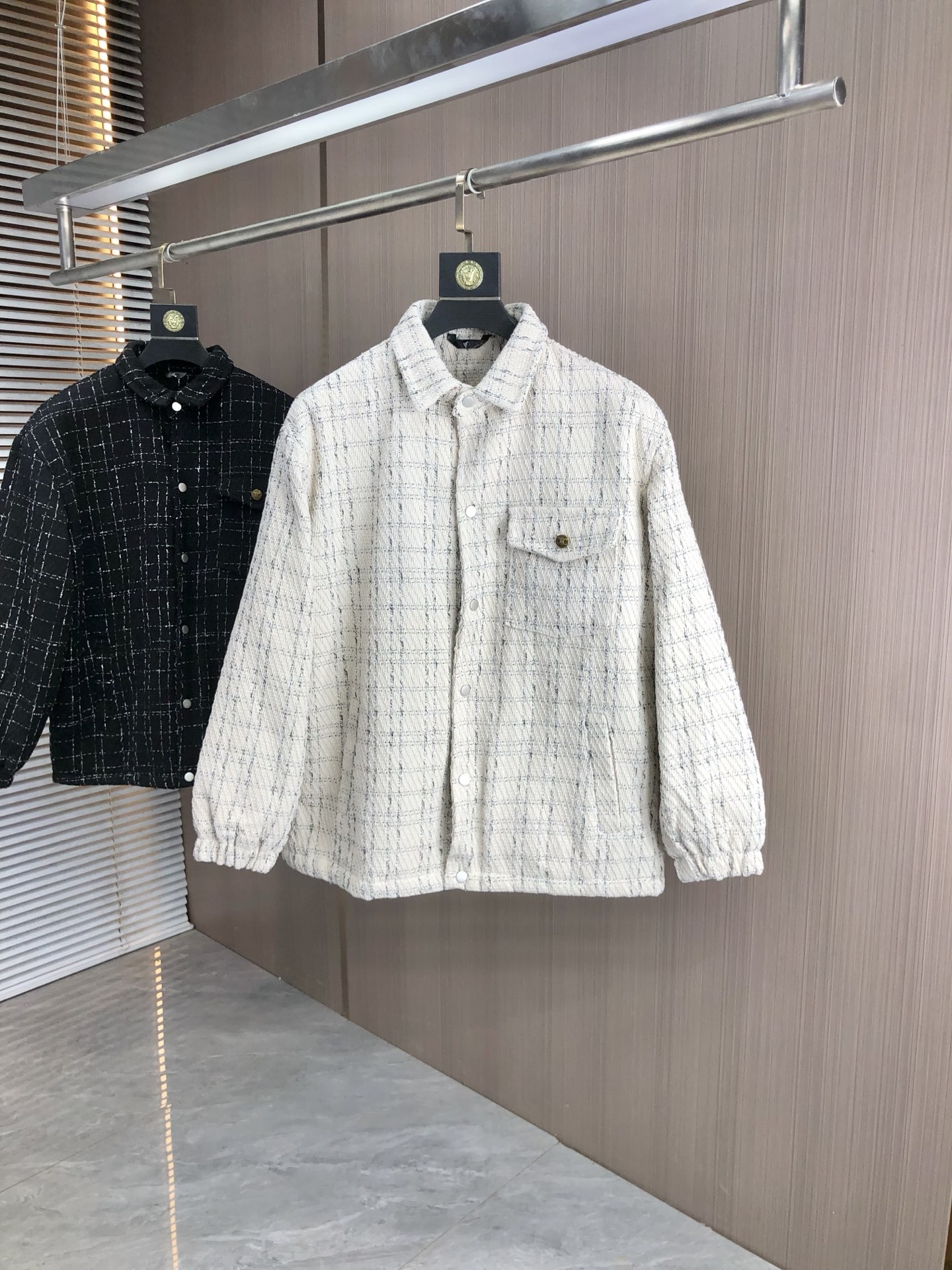 NO:513958,.Celin. The new 25 autumn and winter products are available for knitted jackets, casual and daily wear!  The upper body modifies the body, perfectly combines fashion aesthetics with the concept of new urban business and leisure, and the Italian minimalist, capable and outdoor functional styles are the ultimate interpretation, both solemn and harmonious, creating a unique styling item. The overall outline tends to be simple, and the 88 is quite individual and elegant in detail, enriching the overall vision. The wardrobe business and leisure is excellent and has a high attendance rate!  It is hard to come by!  Count m-3XL m wear 175/130, celine, jackets & coats, jackets & coats, alexander wang19860909.赛琳.25秋冬新品发售针织夹克外套,休闲日常穿搭！上身修饰身形、将时装美学和新都市商务休闲概念完美融合,通体将意式的极简、干练和户外功能性风格极致诠释,亦庄亦谐,塑造出别具一格的造型单品,整体轮廓趋于简约风格,88颇为个性且雅痞的细节处理,丰富了整体视觉.衣橱商务休闲绝佳的高出勤率！可遇而不可求！码数m-3XL m穿175/130,,celine,jackets & coats,jackets & coats,alexander wang,Men's clothing