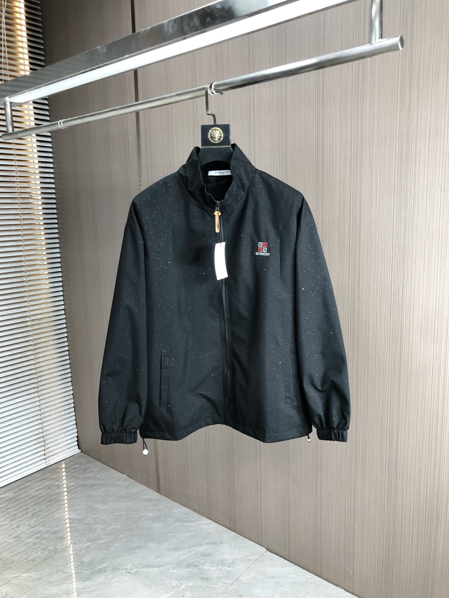 NO:513957,.Givenchy. 25 autumn and winter new product is available for sale, casual and daily wear!  The upper body modifies the body, perfectly combines fashion aesthetics with the concept of new urban business and leisure, and the Italian minimalist, capable and outdoor functional styles are the ultimate interpretation, both solemn and harmonious, creating a unique styling item. The overall outline tends to be simple, and the 88 is quite individual and elegant in detail, enriching the overall vision. The wardrobe business and leisure is excellent and has a high attendance rate!  It is hard to find!  Count m-3XL m wear 175/130, given ,jackets & coats,jackets & coats,alexander wang19860909.纪梵希.25秋冬新品发售夹克外套,休闲日常穿搭！上身修饰身形、将时装美学和新都市商务休闲概念完美融合,通体将意式的极简、干练和户外功能性风格极致诠释,亦庄亦谐,塑造出别具一格的造型单品,整体轮廓趋于简约风格,88颇为个性且雅痞的细节处理,丰富了整体视觉.衣橱商务休闲绝佳的高出勤率！可遇而不可求！码数m-3XL m穿175/130,,givenchy,jackets & coats,jackets & coats,alexander wang,Men's clothing