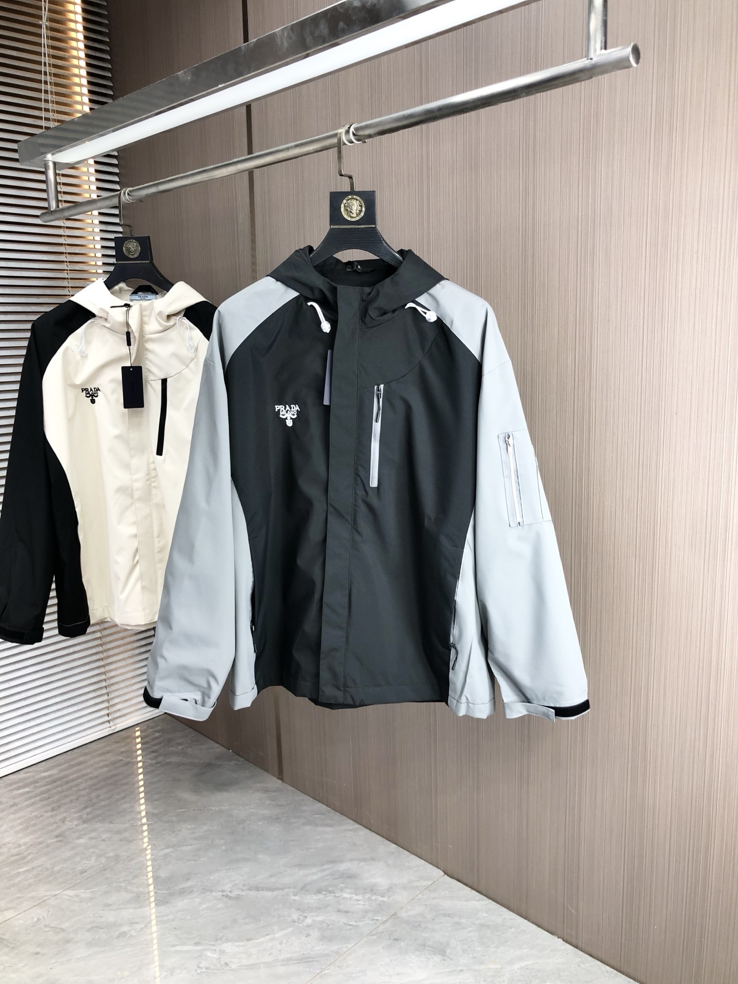 NO:513937,.Prada. New 25 autumn and winter products are available for sale, casual and daily wear!  The upper body modifies the body, perfectly combines fashion aesthetics with the concept of new urban business and leisure, and the Italian minimalist, capable and outdoor functional styles are the ultimate interpretation, both solemn and harmonious, creating a unique styling item. The overall outline tends to be simple, and the 88 is quite individual and elegant in detail, enriching the overall vision. The wardrobe business and leisure is excellent and has a high attendance rate!  It is hard to find!  Count m-3XL m wear 175/130, prada, jackets & coats, jackets & coats, alexander wang19860909.普拉达.25秋冬新品发售夹克外套,休闲日常穿搭！上身修饰身形、将时装美学和新都市商务休闲概念完美融合,通体将意式的极简、干练和户外功能性风格极致诠释,亦庄亦谐,塑造出别具一格的造型单品,整体轮廓趋于简约风格,88颇为个性且雅痞的细节处理,丰富了整体视觉.衣橱商务休闲绝佳的高出勤率！可遇而不可求！码数m-3XL m穿175/130,,prada,jackets & coats,jackets & coats,alexander wang,Men's clothing