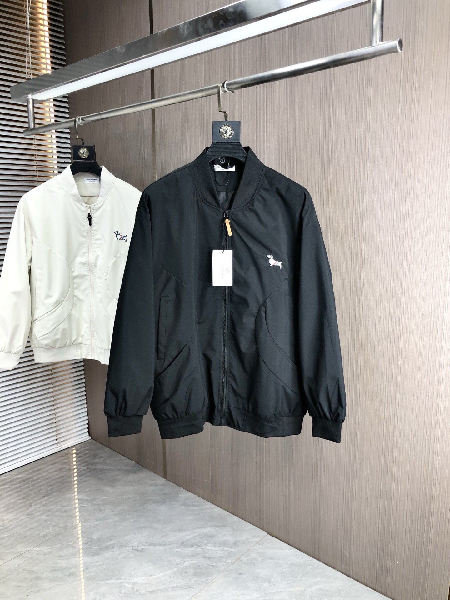 NO:513940,.TB.25 new autumn and winter products are available for sale, casual and daily wear!  The upper body modifies the body, perfectly combines fashion aesthetics with the concept of new urban business and leisure, and the Italian minimalist, capable and outdoor functional styles are the ultimate interpretation, both solemn and harmonious, creating a unique styling item. The overall outline tends to be simple, and the 88 is quite individual and elegant in detail, enriching the overall vision. The wardrobe business and leisure is excellent and has a high attendance rate!  It is hard to find!  Count m-3XL m wear 175/130,,jackets & coats,jackets & coats,alexander wang19860909.TB.25秋冬新品发售夹克外套,休闲日常穿搭！上身修饰身形、将时装美学和新都市商务休闲概念完美融合,通体将意式的极简、干练和户外功能性风格极致诠释,亦庄亦谐,塑造出别具一格的造型单品,整体轮廓趋于简约风格,88颇为个性且雅痞的细节处理,丰富了整体视觉.衣橱商务休闲绝佳的高出勤率！可遇而不可求！码数m-3XL m穿175/130,,jackets & coats,jackets & coats,alexander wang,Men's clothing