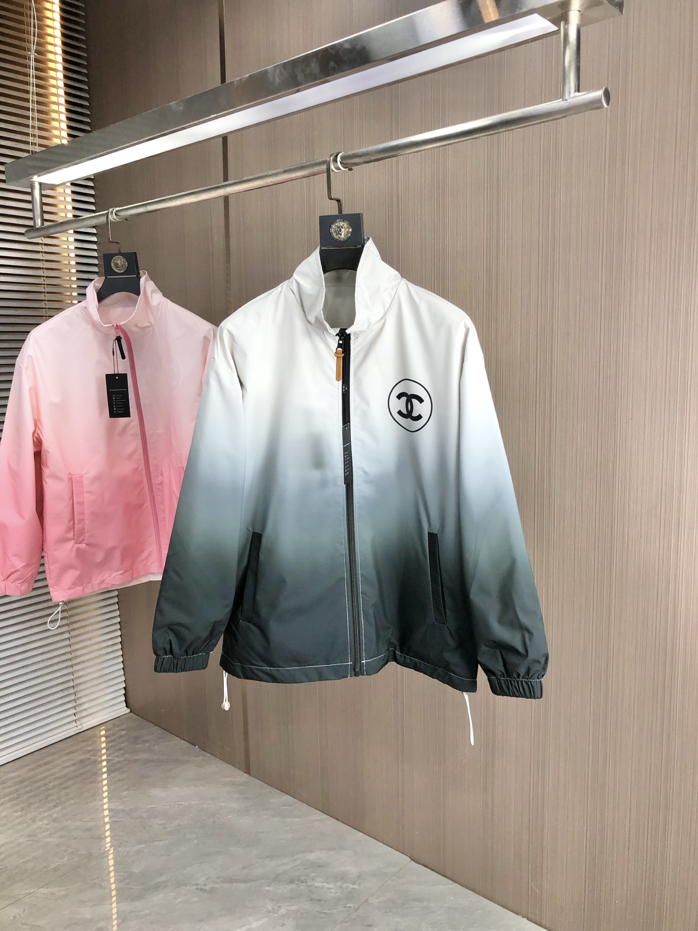 NO:513943,.Chanel. 25 autumn and winter new product is available for sale, casual and daily wear!  The upper body modifies the body, perfectly combines fashion aesthetics with the concept of new urban business and leisure, and the Italian minimalist, capable and outdoor functional styles are the ultimate interpretation, both solemn and harmonious, creating a unique styling item. The overall outline tends to be simple, and the 88 is quite individual and elegant in detail, enriching the overall vision. The wardrobe business and leisure is excellent and has a high attendance rate!  It is hard to find!  yardage m-3XL m wear 175/130, chanel, jackets & coats, jackets & coats, alexander wang19860909.香奈儿.25秋冬新品发售夹克外套,休闲日常穿搭！上身修饰身形、将时装美学和新都市商务休闲概念完美融合,通体将意式的极简、干练和户外功能性风格极致诠释,亦庄亦谐,塑造出别具一格的造型单品,整体轮廓趋于简约风格,88颇为个性且雅痞的细节处理,丰富了整体视觉.衣橱商务休闲绝佳的高出勤率！可遇而不可求！码数m-3XL m穿175/130,,chanel,jackets & coats,jackets & coats,alexander wang,Men's clothing