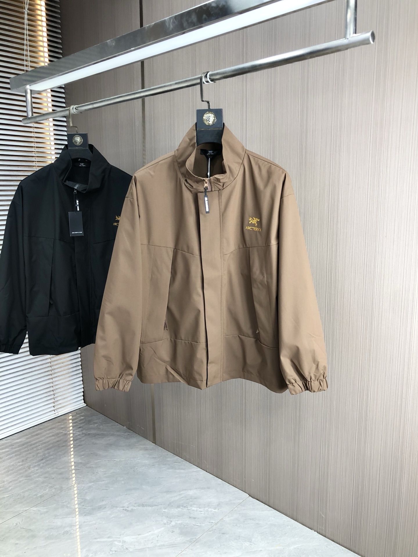 NO:513945,.Archaew Bird. New 25 autumn and winter products are available for sale, casual and daily wear!  The upper body modifies the body, perfectly combines fashion aesthetics with the concept of new urban business and leisure, and the Italian minimalist, capable and outdoor functional styles are the ultimate interpretation, both solemn and harmonious, creating a unique styling item. The overall outline tends to be simple, and the 88 is quite individual and elegant in detail, enriching the overall vision. The wardrobe business and leisure is excellent and has a high attendance rate!  It is hard to come by!  Count m-3XL m wear 175/130,arc'teryx,jackets & coats,jackets & coats,alexander wang19860909.始祖鸟.25秋冬新品发售夹克外套,休闲日常穿搭！上身修饰身形、将时装美学和新都市商务休闲概念完美融合,通体将意式的极简、干练和户外功能性风格极致诠释,亦庄亦谐,塑造出别具一格的造型单品,整体轮廓趋于简约风格,88颇为个性且雅痞的细节处理,丰富了整体视觉.衣橱商务休闲绝佳的高出勤率！可遇而不可求！码数m-3XL m穿175/130,arc'teryx,jackets & coats,jackets & coats,alexander wang,Men's clothing