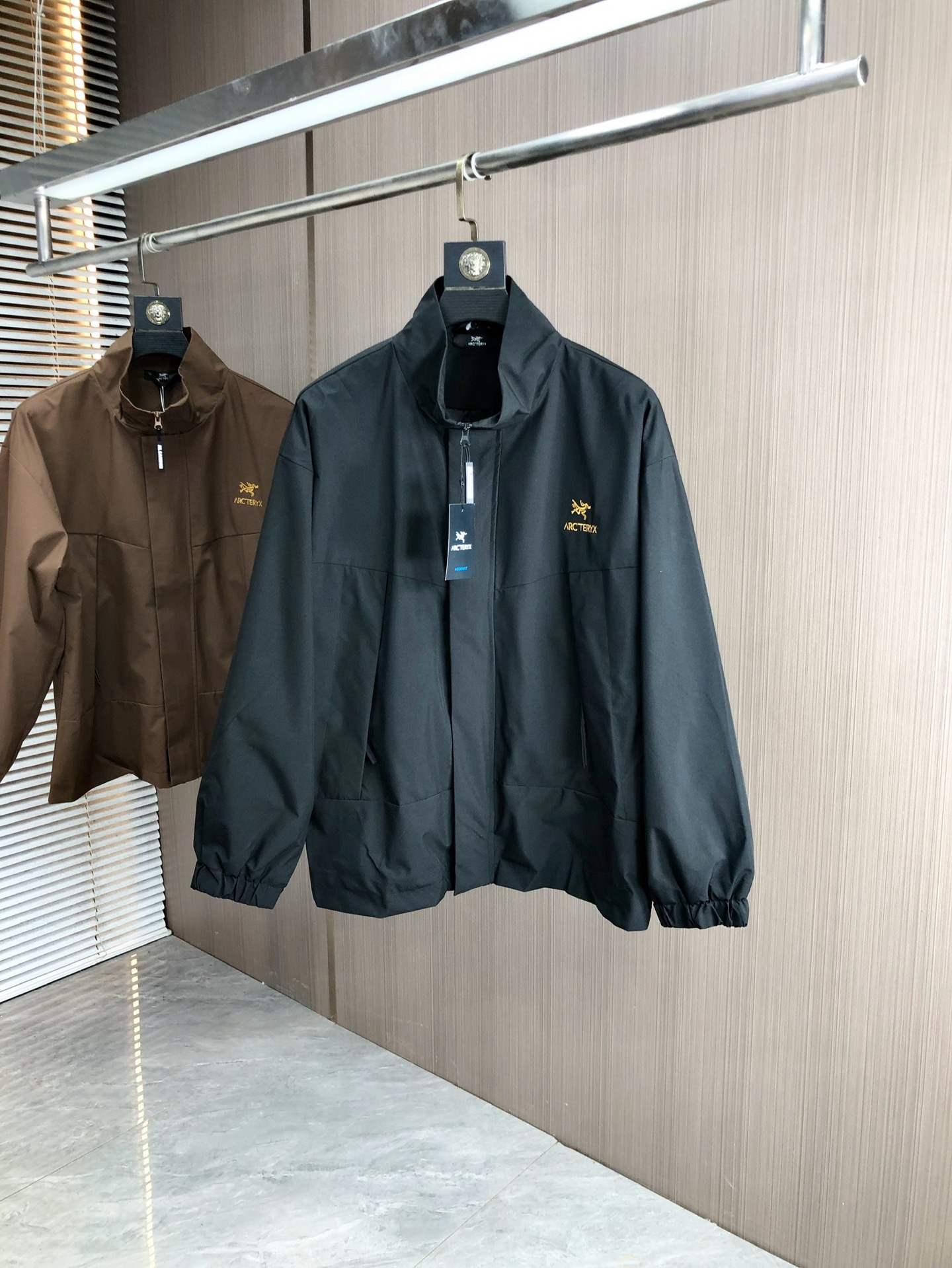 NO:513947,.Archaeon Bird .25 new autumn and winter products are available for sale, casual and daily wear!  The upper body modifies the body, perfectly combines fashion aesthetics with the concept of new urban business and leisure, and the Italian minimalist, capable and outdoor functional styles are the ultimate interpretation, both solemn and harmonious, creating a unique styling item. The overall outline tends to be simple, and the 88 is quite individual and elegant in detail, enriching the overall vision. The wardrobe business and leisure is excellent and has a high attendance rate!  It is hard to find!  Count m-3XL m wear 175/130,arc'teryx,jackets & coats,jackets & coats,alexander wang19860909.始祖鸟 .25秋冬新品发售夹克外套,休闲日常穿搭！上身修饰身形、将时装美学和新都市商务休闲概念完美融合,通体将意式的极简、干练和户外功能性风格极致诠释,亦庄亦谐,塑造出别具一格的造型单品,整体轮廓趋于简约风格,88颇为个性且雅痞的细节处理,丰富了整体视觉.衣橱商务休闲绝佳的高出勤率！可遇而不可求！码数m-3XL m穿175/130,arc'teryx,jackets & coats,jackets & coats,alexander wang,Men's clothing