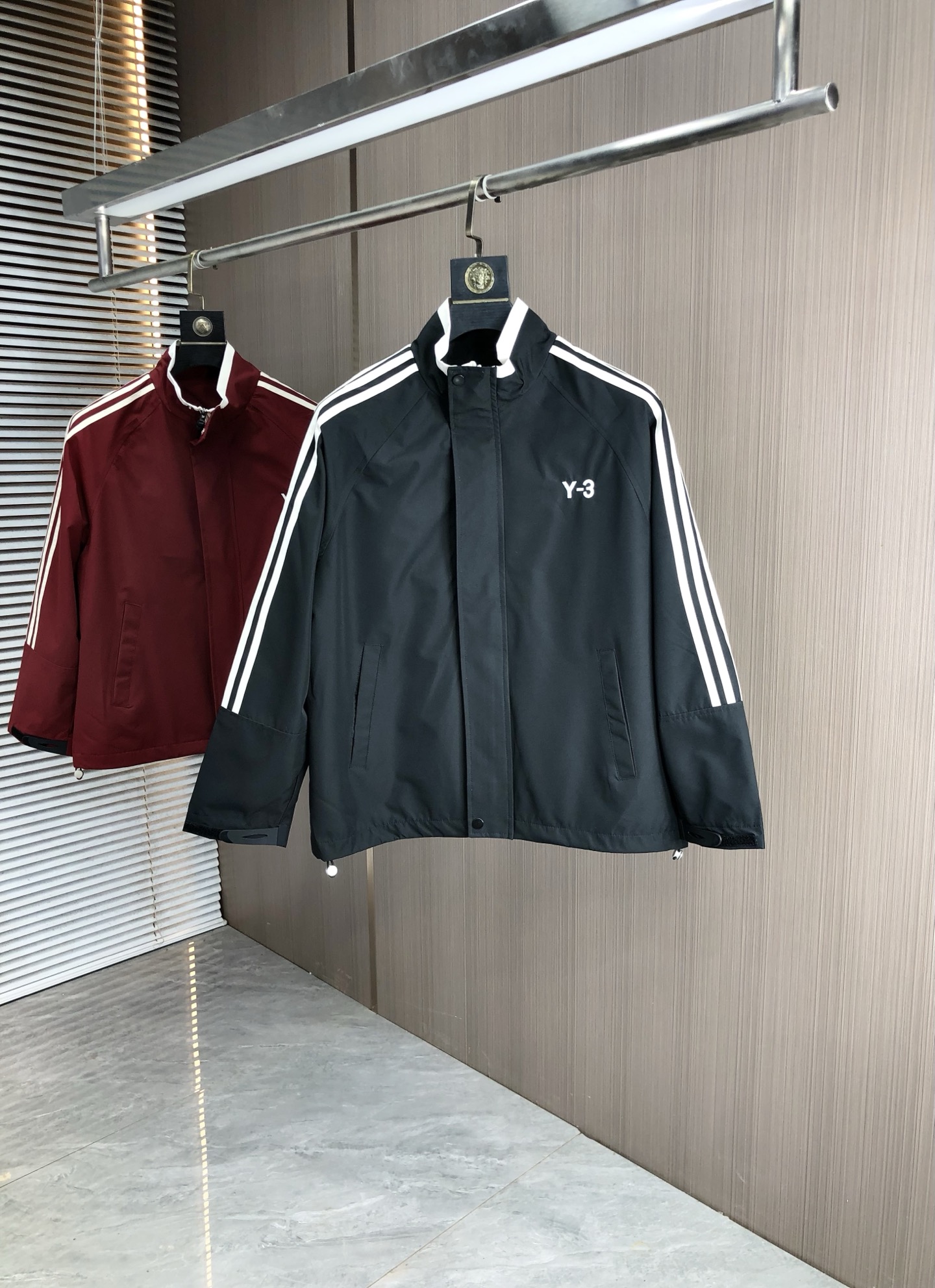 NO:513950,.Y3.25 new autumn and winter products are available for sale, casual and daily wear!  The upper body modifies the body, perfectly combines fashion aesthetics with the concept of new urban business and leisure, and the Italian minimalist, capable and outdoor functional styles are the ultimate interpretation, both solemn and harmonious, creating a unique styling item. The overall outline tends to be simple, and the 88 is quite individual and elegant in detail, enriching the overall vision. The wardrobe business and leisure is excellent and has a high attendance rate!  It is hard to come by!  Count m-3XL m wear 175/130,,jackets & coats,jackets & coats,alexander wang19860909.Y3.25秋冬新品发售夹克外套,休闲日常穿搭！上身修饰身形、将时装美学和新都市商务休闲概念完美融合,通体将意式的极简、干练和户外功能性风格极致诠释,亦庄亦谐,塑造出别具一格的造型单品,整体轮廓趋于简约风格,88颇为个性且雅痞的细节处理,丰富了整体视觉.衣橱商务休闲绝佳的高出勤率！可遇而不可求！码数m-3XL m穿175/130,,jackets & coats,jackets & coats,alexander wang,Men's clothing