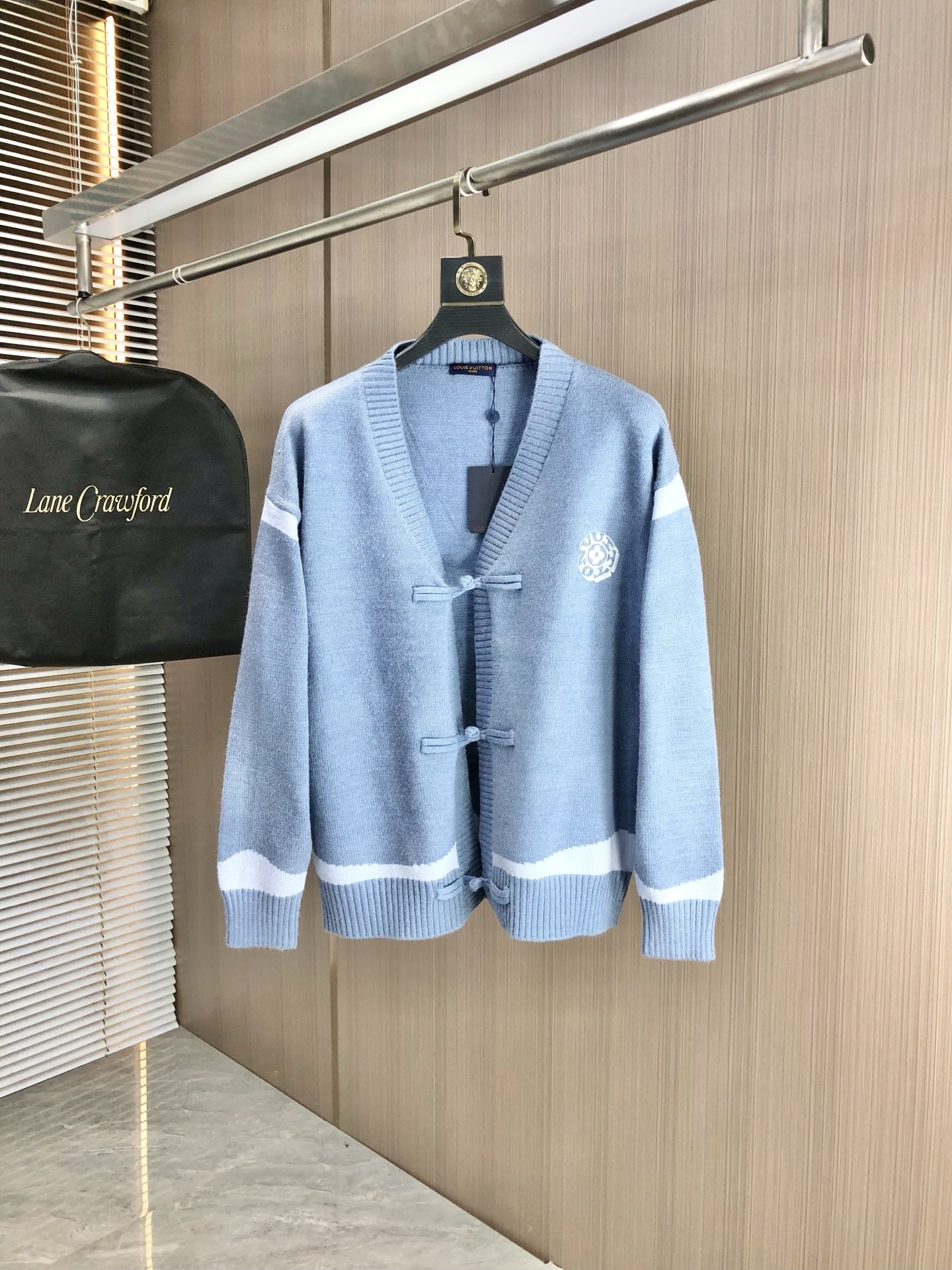 NO:513966,.Lv.2025ss autumn and winter new product soft round neck wool sweater, exclusive design!  A sweater with super smooth lines that are in line with the aesthetic tone. The most basic style is in a minimalist and low-key luxury style. The simpler the item in the fashion industry, the easier it is to show a high-end and fashionable feeling. The customer-supplied wool knitted blended fabric has a soft and comfortable touch, excellent skin-friendly and fashionable style, which is a must-have item!  Counter code m-3xL .m wear 175/130 catties. placing an order to report height and weight, louis vuitton, sweaters, alexander wang19860909.Lv.2025ss秋冬新品 柔软圆领羊毛针织衫,设计独家呈现！含30羊毛.70棉超级流畅线条感极符合美学基调的一款毛衣,最基础的款式以极简低调的奢华风格,在时尚界越简单的单品,越极易彰显出高级时髦感,客供羊毛针织混纺面料,触感柔软舒适,亲肤性极佳,极具减龄时髦款式,必入单品！专柜码数m-3xL .m穿175/130斤.下单报身高体重,,louis vuitton,sweaters,alexander wang,Men's clothing