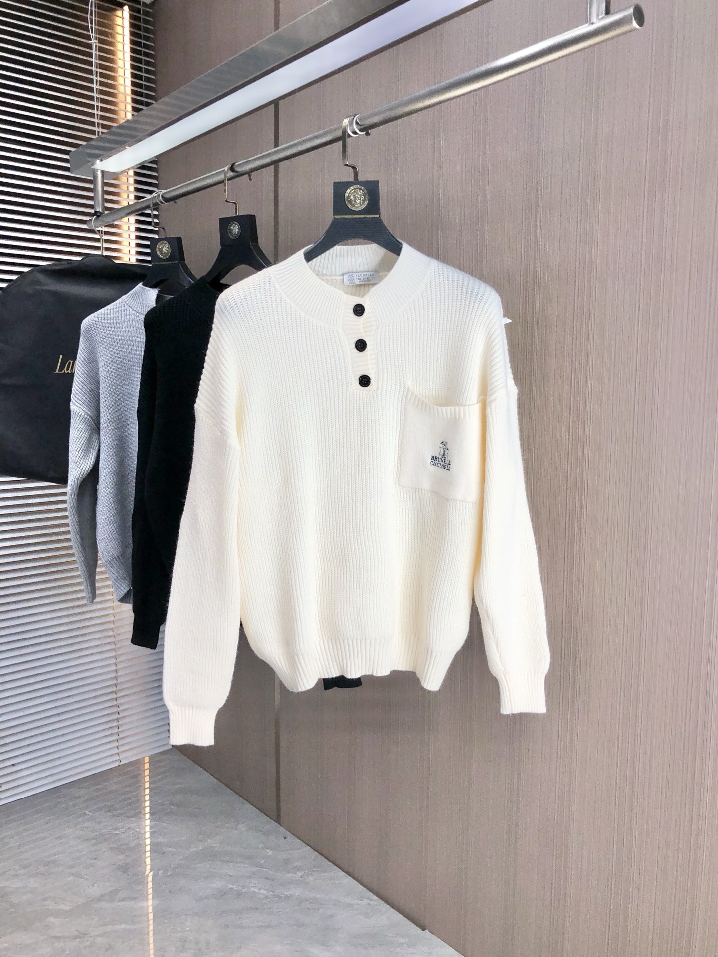 NO:513960,.BC.2025ss Autumn and Winter New Products Soft Round-neck Wool Sweater, Design Exclusively Presented!  A sweater with super smooth lines that are in line with the aesthetic tone. The most basic style is in a minimalist and low-key luxury style. The simpler the item in the fashion industry, the easier it is to show a high-end and fashionable feeling. The customer-supplied wool knitted blended fabric has a soft and comfortable touch, excellent skin-friendly and fashionable style, which is a must-have item!  Counter code m-3xL .m wears 175/130 catties. placing an order to report height and weight, sweaters, alexander wang19860909.BC.2025ss秋冬新品 柔软圆领羊毛针织衫,设计独家呈现！含30羊毛.70棉超级流畅线条感极符合美学基调的一款毛衣,最基础的款式以极简低调的奢华风格,在时尚界越简单的单品,越极易彰显出高级时髦感,客供羊毛针织混纺面料,触感柔软舒适,亲肤性极佳,极具减龄时髦款式,必入单品！专柜码数m-3xL .m穿175/130斤.下单报身高体重,,sweaters,alexander wang,Men's clothing