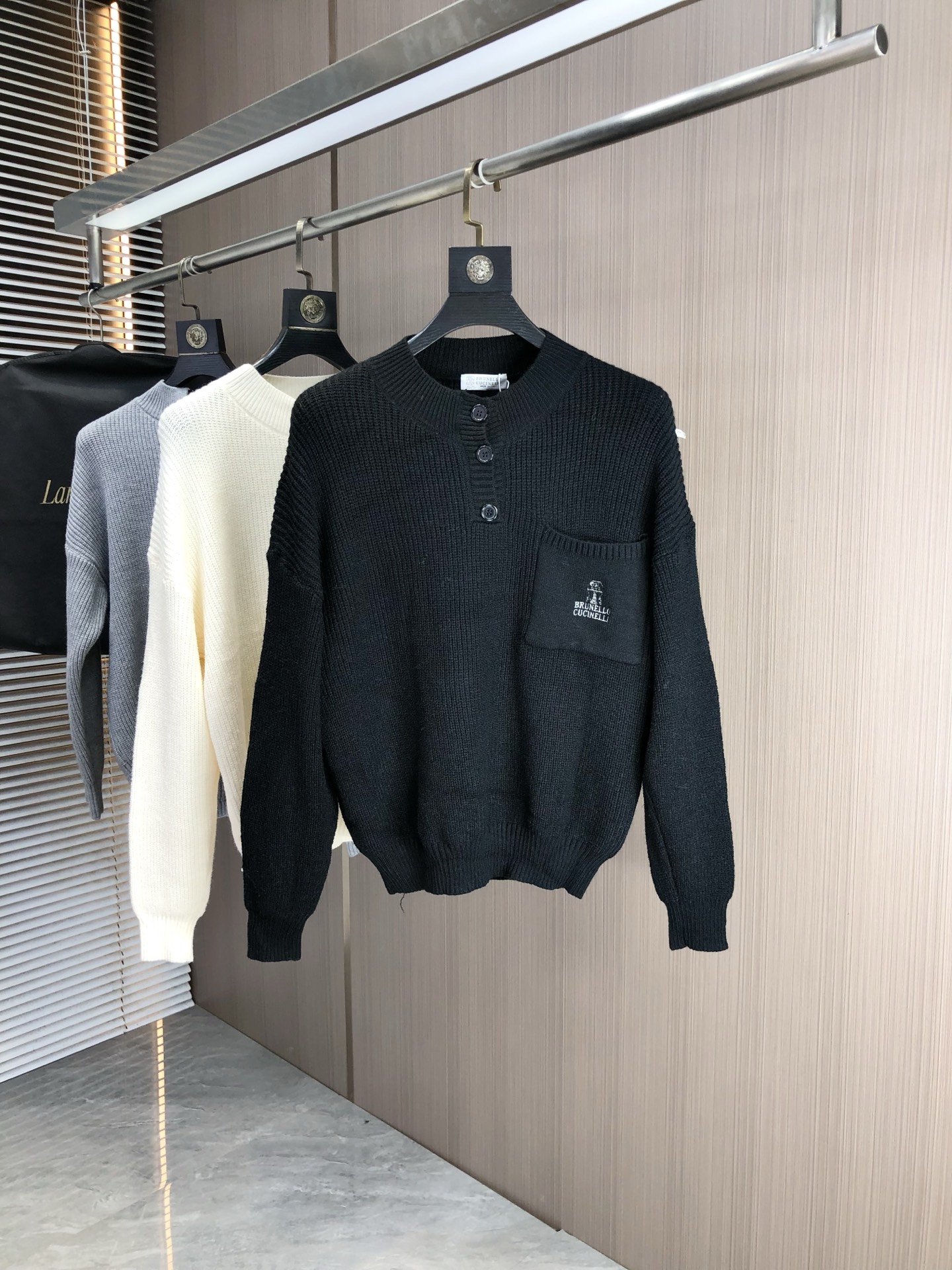 NO:513961,.Bc.2025ss autumn and winter new product soft round neck wool sweater, exclusive design!  A sweater with super smooth lines that are in line with the aesthetic tone. The most basic style is in a minimalist and low-key luxury style. The simpler the item in the fashion industry, the easier it is to show a high-end and fashionable feeling. The customer-supplied wool knitted blended fabric has a soft and comfortable touch, excellent skin-friendly and fashionable style, which is a must-have item!  Counter code m-3xL .m wears 175/130 catties. placing an order to report height and weight, sweaters, alexander wang19860909.Bc.2025ss秋冬新品 柔软圆领羊毛针织衫,设计独家呈现！含30羊毛.70棉超级流畅线条感极符合美学基调的一款毛衣,最基础的款式以极简低调的奢华风格,在时尚界越简单的单品,越极易彰显出高级时髦感,客供羊毛针织混纺面料,触感柔软舒适,亲肤性极佳,极具减龄时髦款式,必入单品！专柜码数m-3xL .m穿175/130斤.下单报身高体重,,sweaters,alexander wang,Men's clothing