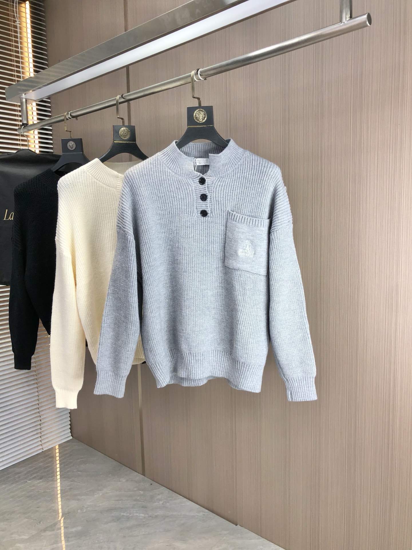 NO:513962,.BC.2025ss Autumn and Winter New Products Soft Round-neck Wool Sweater, Design Exclusively Presented!  A sweater with super smooth lines that are in line with the aesthetic tone. The most basic style is in a minimalist and low-key luxury style. The simpler the item in the fashion industry, the easier it is to show a high-end and fashionable feeling. The customer-supplied wool knitted blended fabric has a soft and comfortable touch, excellent skin-friendly and fashionable style, which is a must-have item!  Counter code m-3xL .m wears 175/130 catties. placing an order to report height and weight, sweaters, alexander wang19860909.BC.2025ss秋冬新品 柔软圆领羊毛针织衫,设计独家呈现！含30羊毛.70棉超级流畅线条感极符合美学基调的一款毛衣,最基础的款式以极简低调的奢华风格,在时尚界越简单的单品,越极易彰显出高级时髦感,客供羊毛针织混纺面料,触感柔软舒适,亲肤性极佳,极具减龄时髦款式,必入单品！专柜码数m-3xL .m穿175/130斤.下单报身高体重,,sweaters,alexander wang,Men's clothing